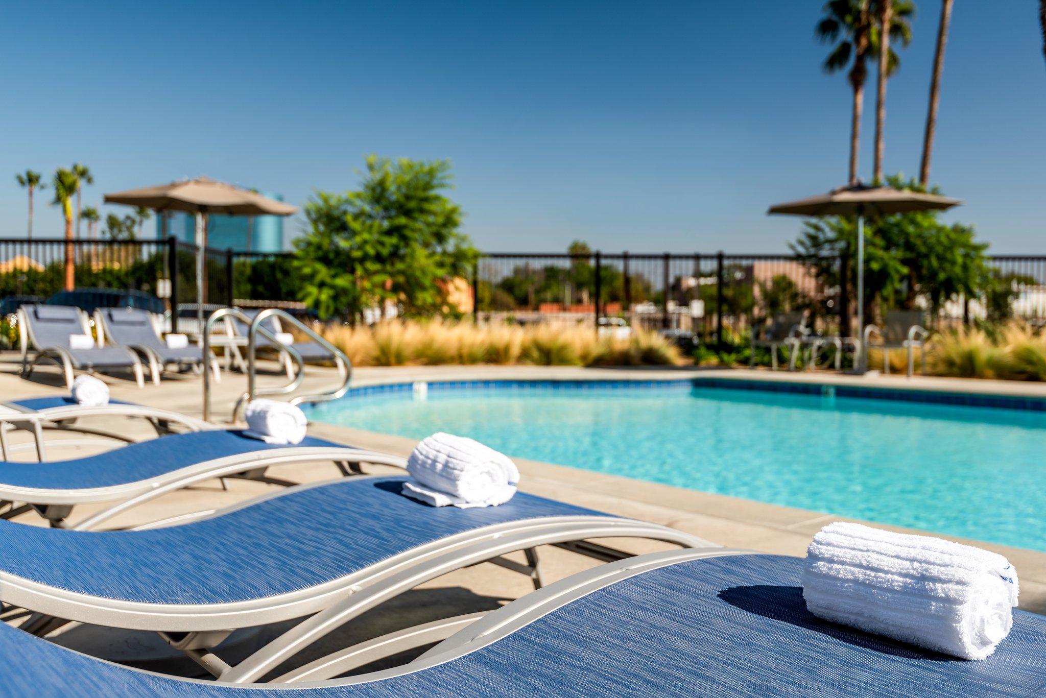 Holiday Inn Express & Suites Santa ANA - Orange County Photo