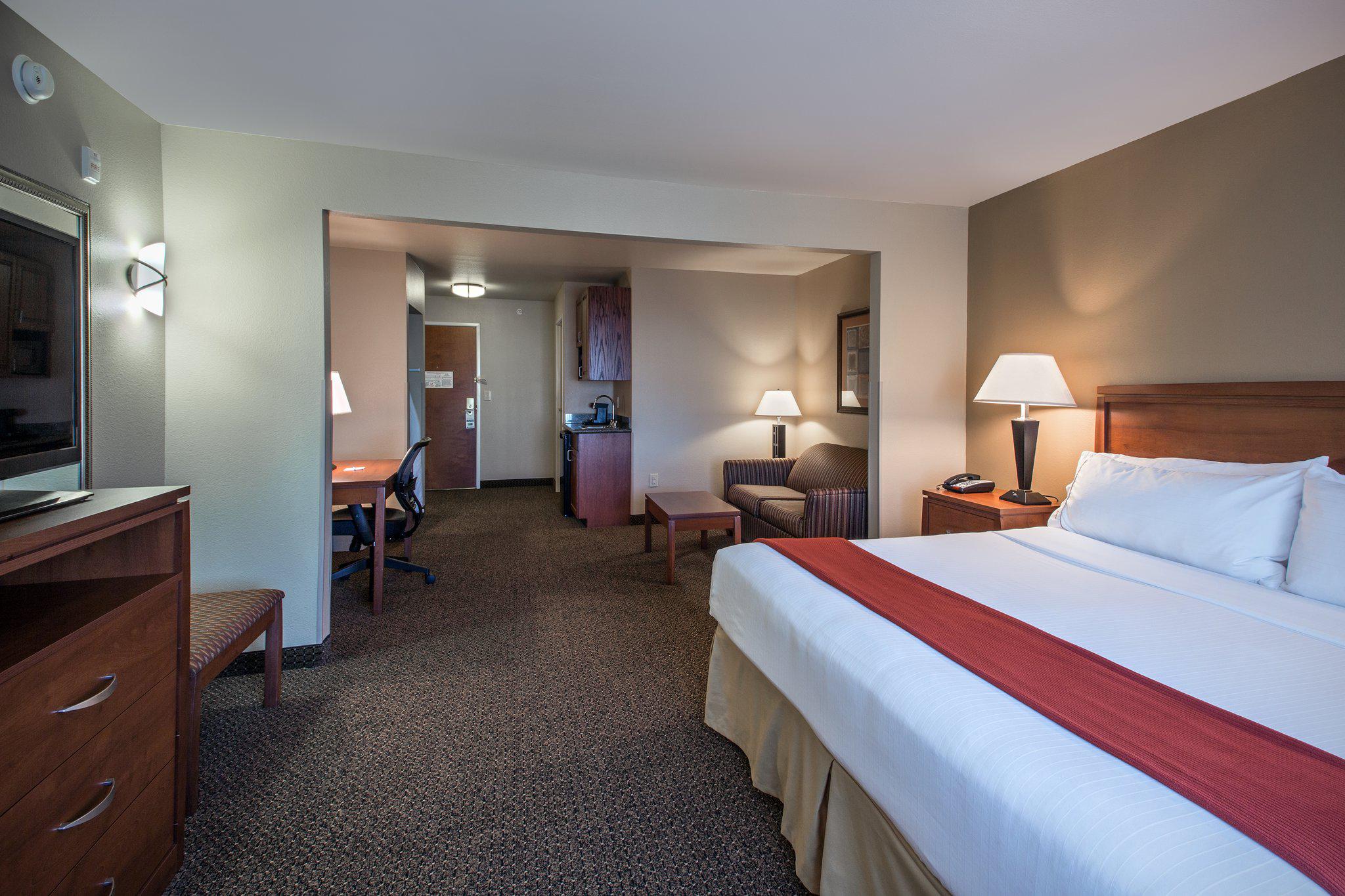 Holiday Inn Express & Suites Lewisburg Photo