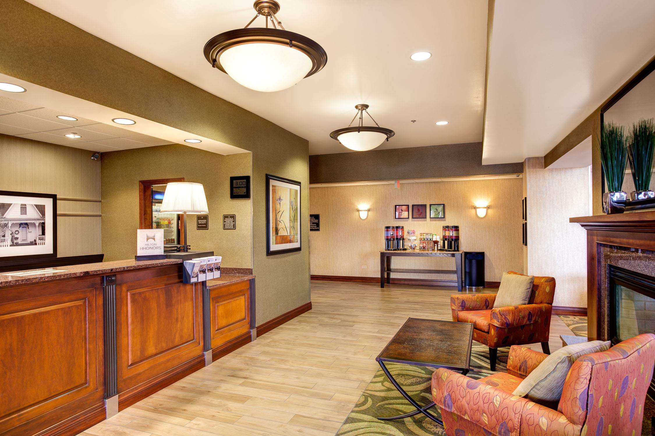 Hampton Inn & Suites Addison Photo