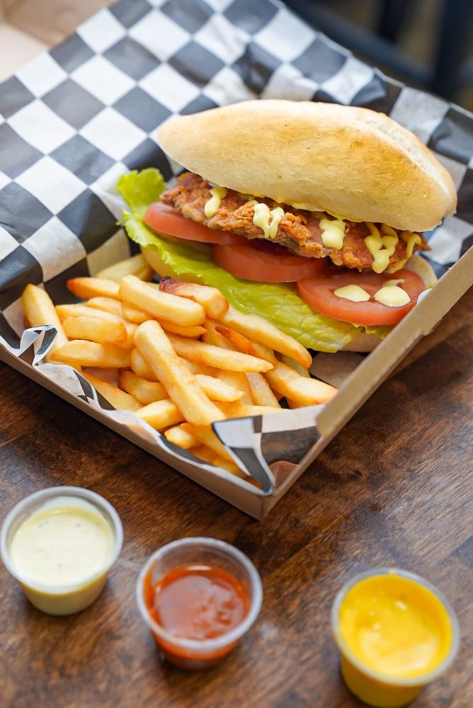 Qata Broaster Sandwich + 2 Sauces