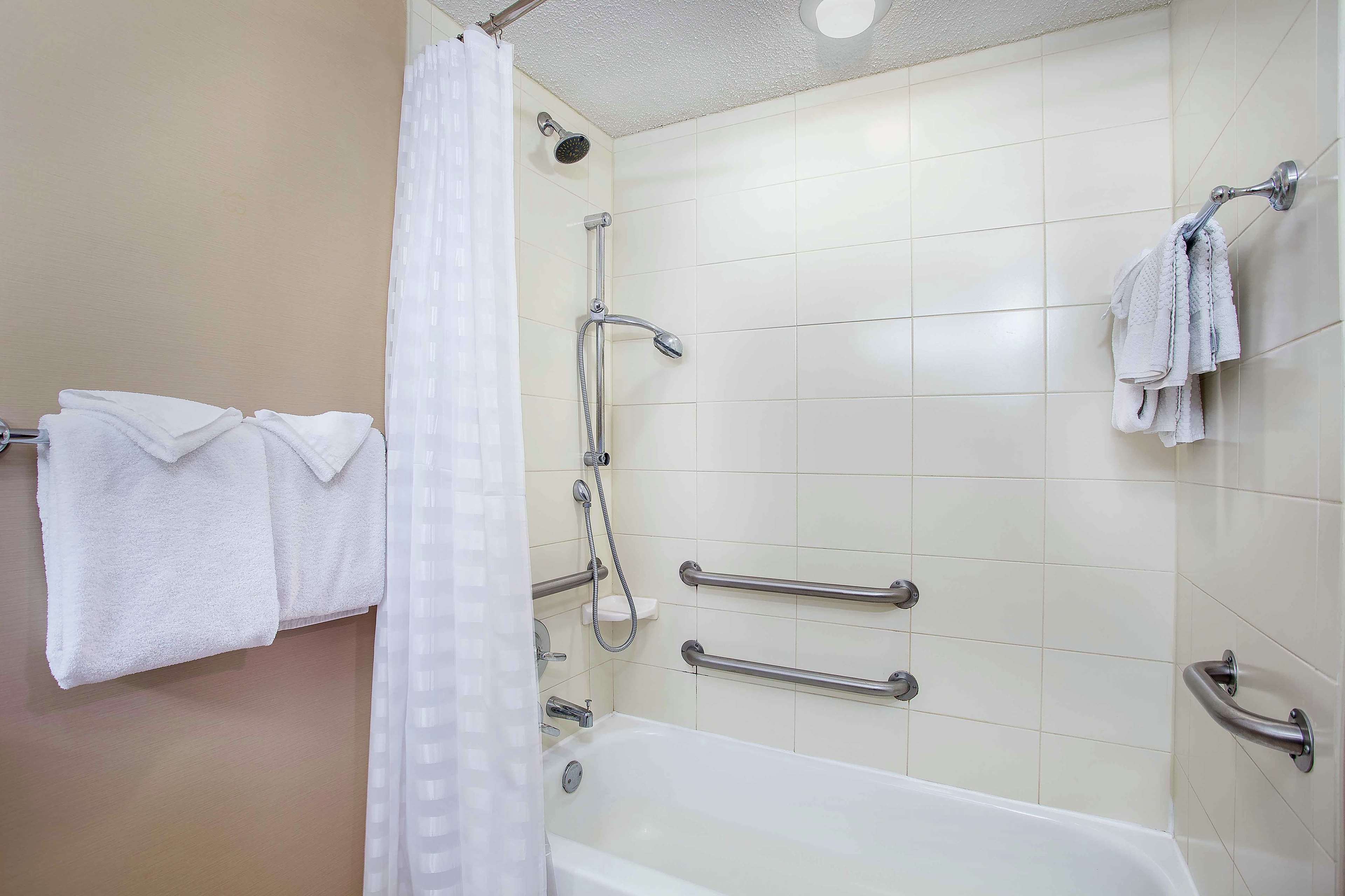 Guest room bath