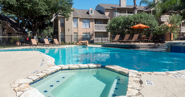 Images Oaks at Greenview Apartments