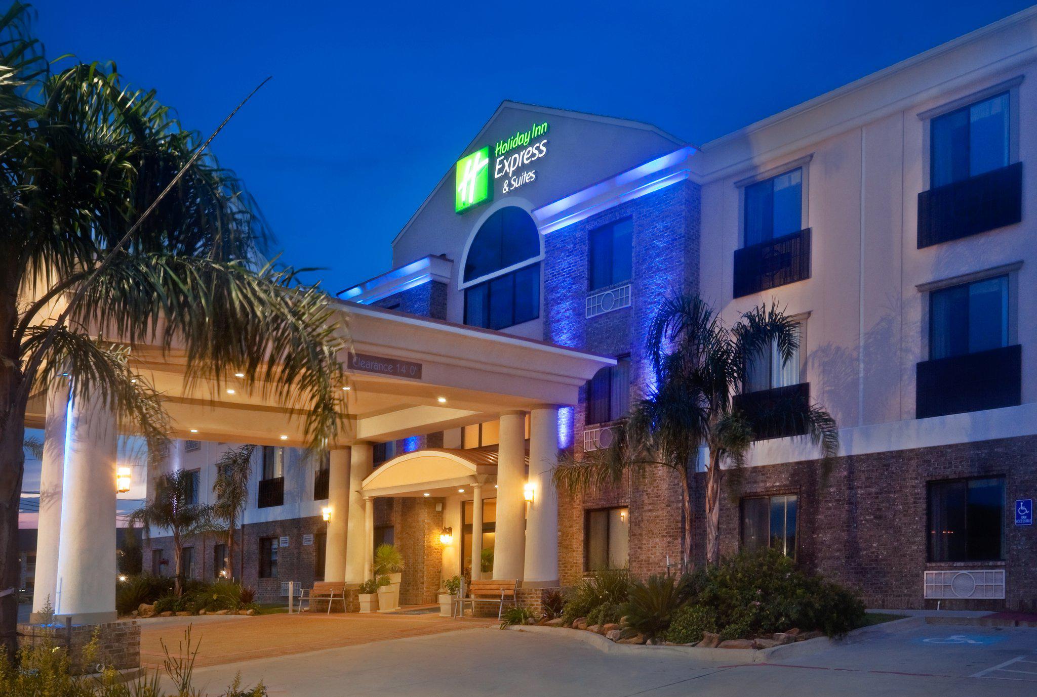 Holiday Inn Express & Suites Fairfield-North Photo