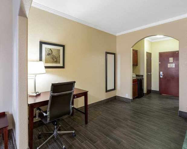 Images Comfort Suites
