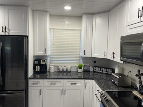 One of our favorite places to redecorate is the kitchen. This kitchen in Coatesville, IN, looks elegant with our Faux Wood Blinds that pair perfectly with the all-white cabinets, giving the space a clean look.  BudgetBlindsPlainfield  CoatesvilleIN  FauxWoodBlinds  FreeConsultation  WindowWednesday