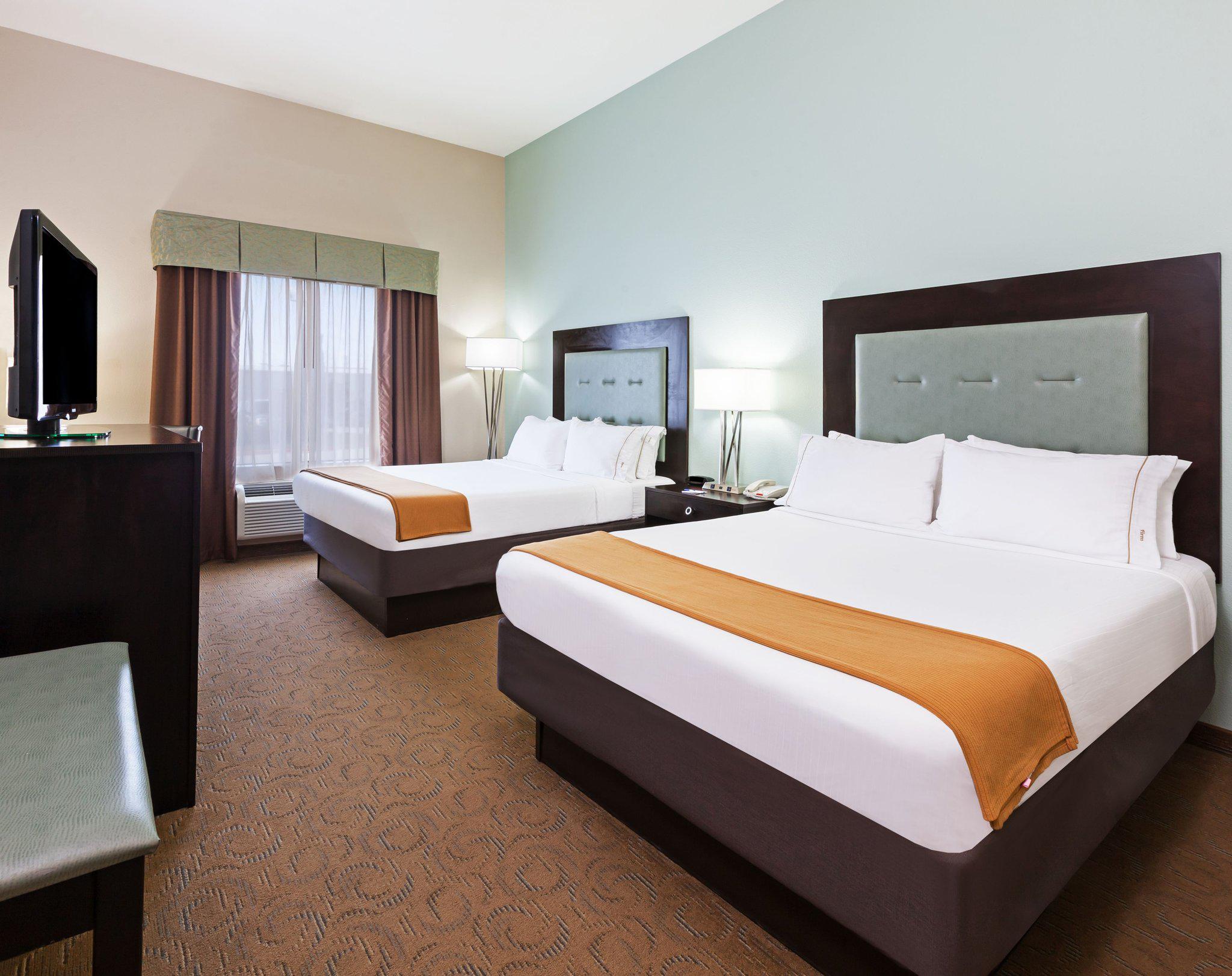 Holiday Inn Express & Suites Victoria Photo