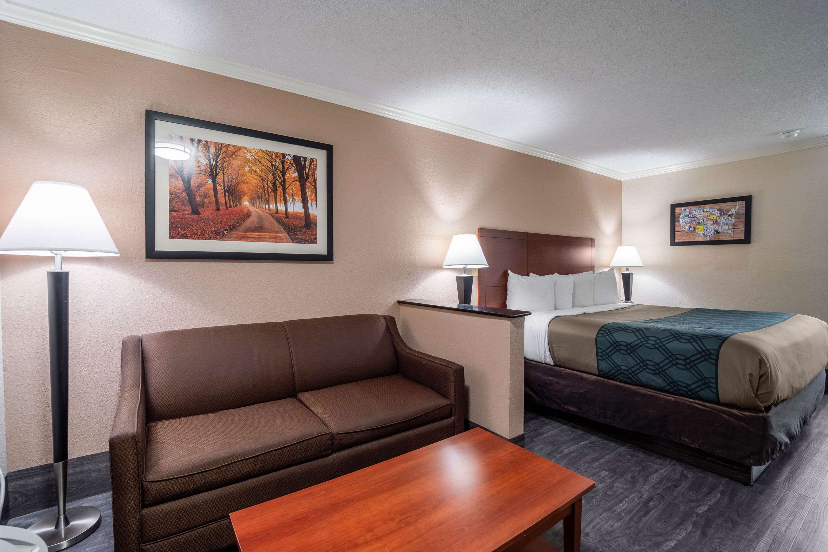 Econo Lodge Inn & Suites Photo