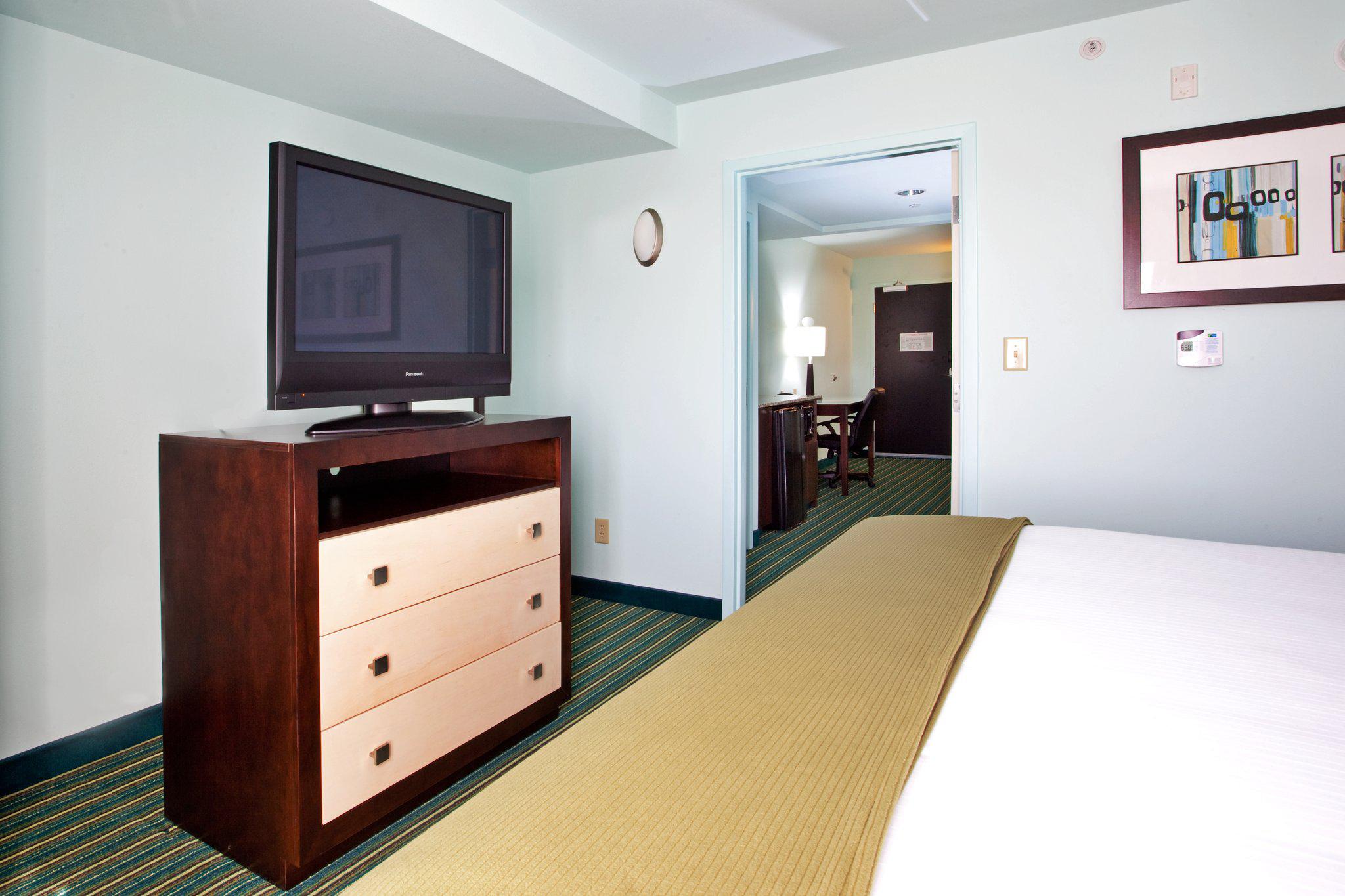 Holiday Inn Express & Suites Norfolk Airport Photo