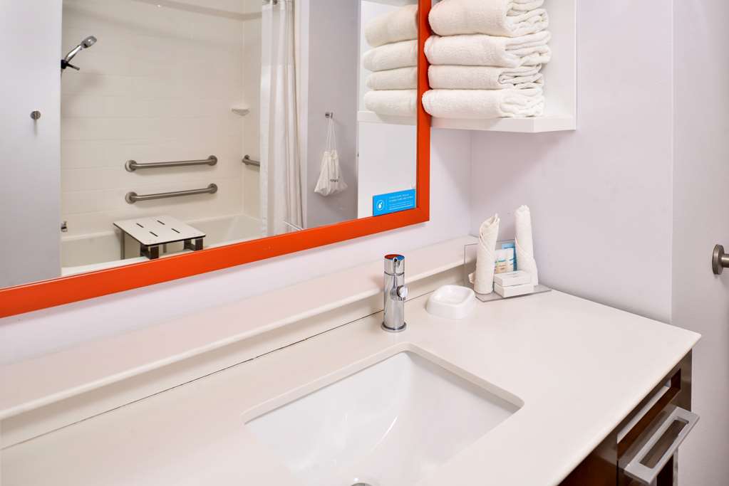 Hampton Inn Emporia Image