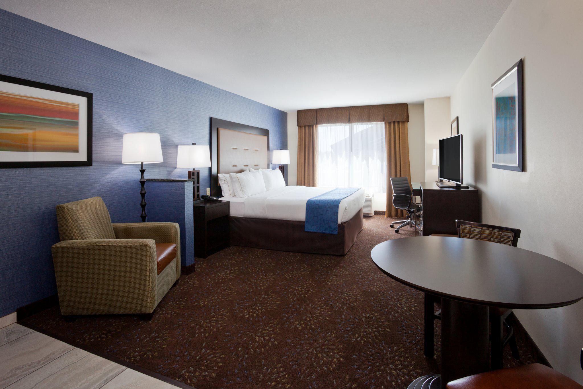 Holiday Inn Express & Suites Fort Dodge Photo