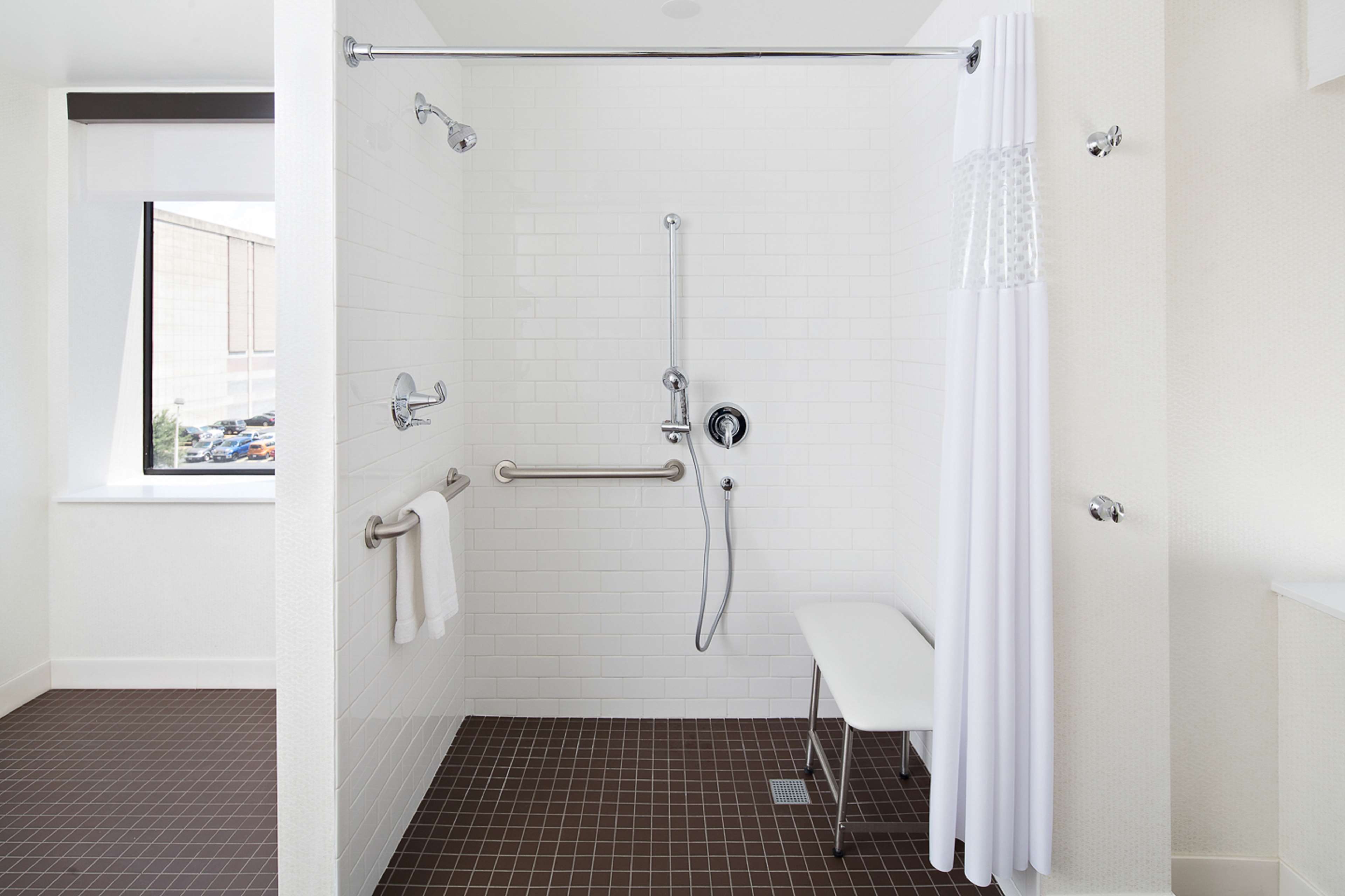Guest room bath