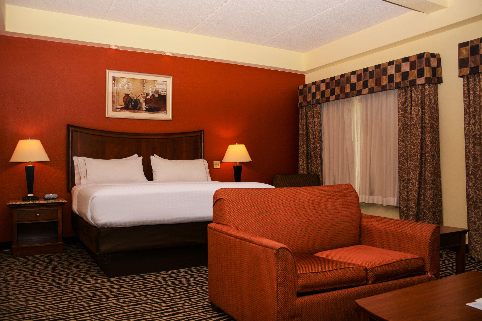 Holiday Inn Express & Suites Fayetteville-Ft. Bragg Photo