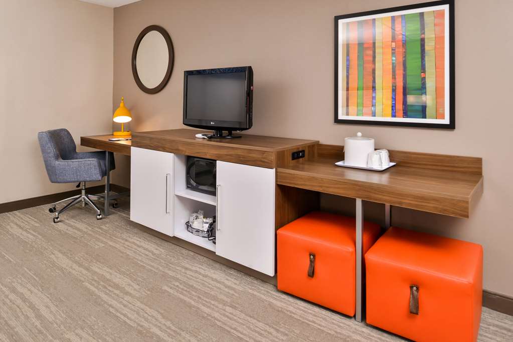 Hampton Inn Emporia Image