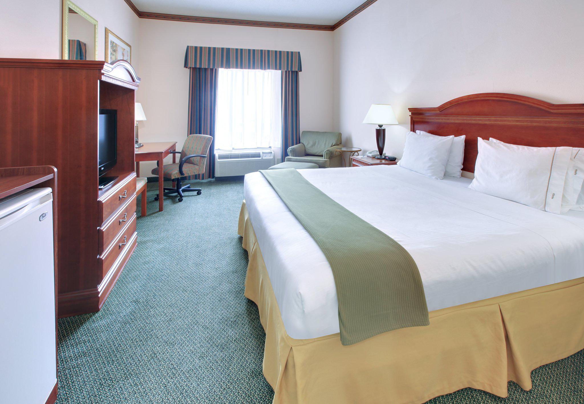 Holiday Inn Express & Suites Cleveland Photo