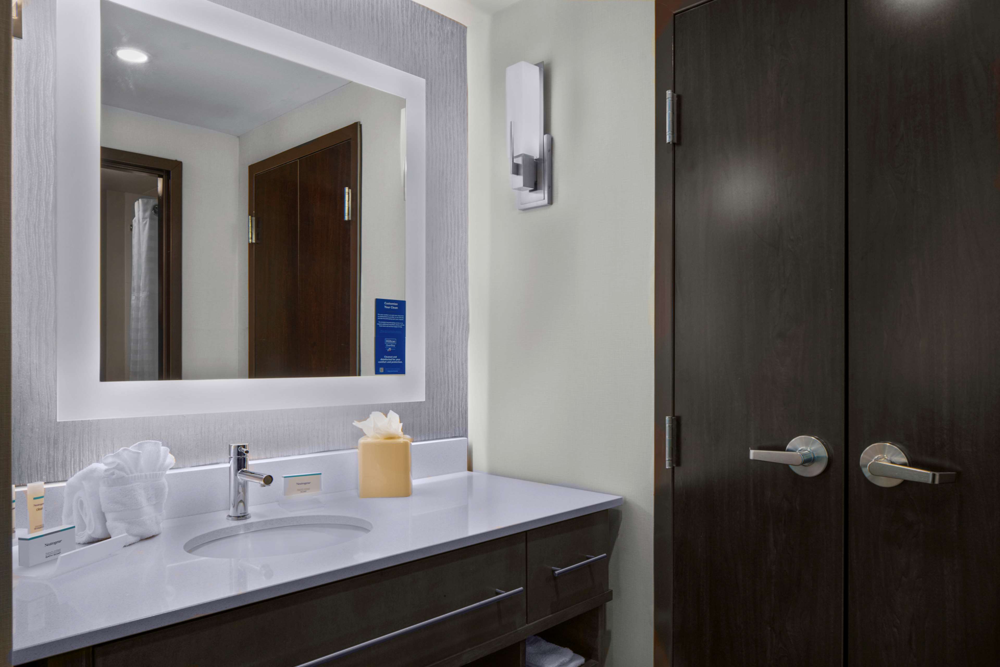 Guest room bath
