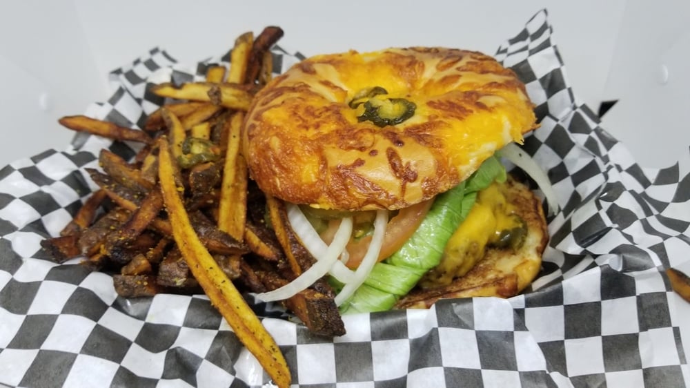 1/2lb SIGNATURE BAGEL BURGER w/TATER CHIPS