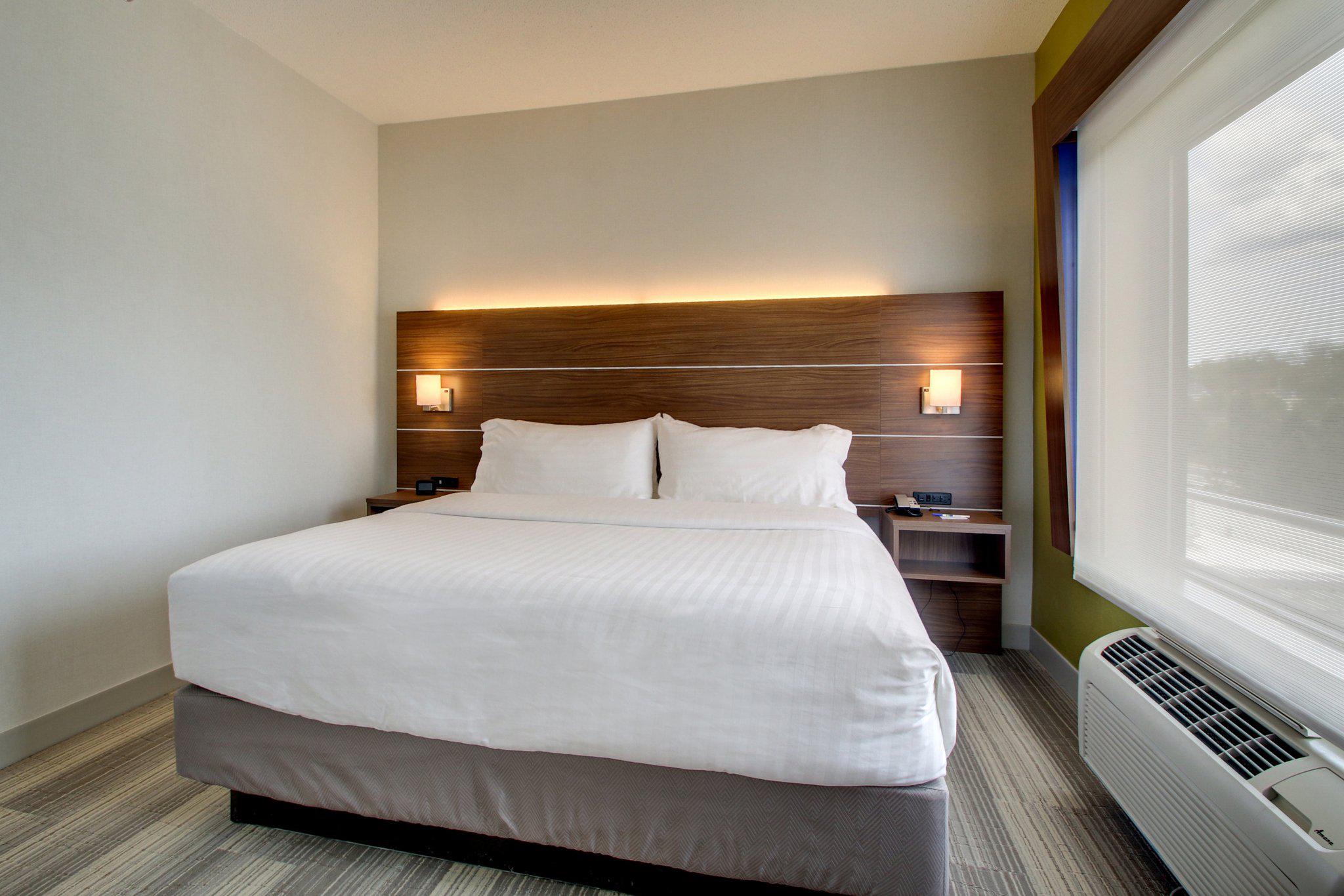 Holiday Inn Express & Suites Aurora - Naperville Photo