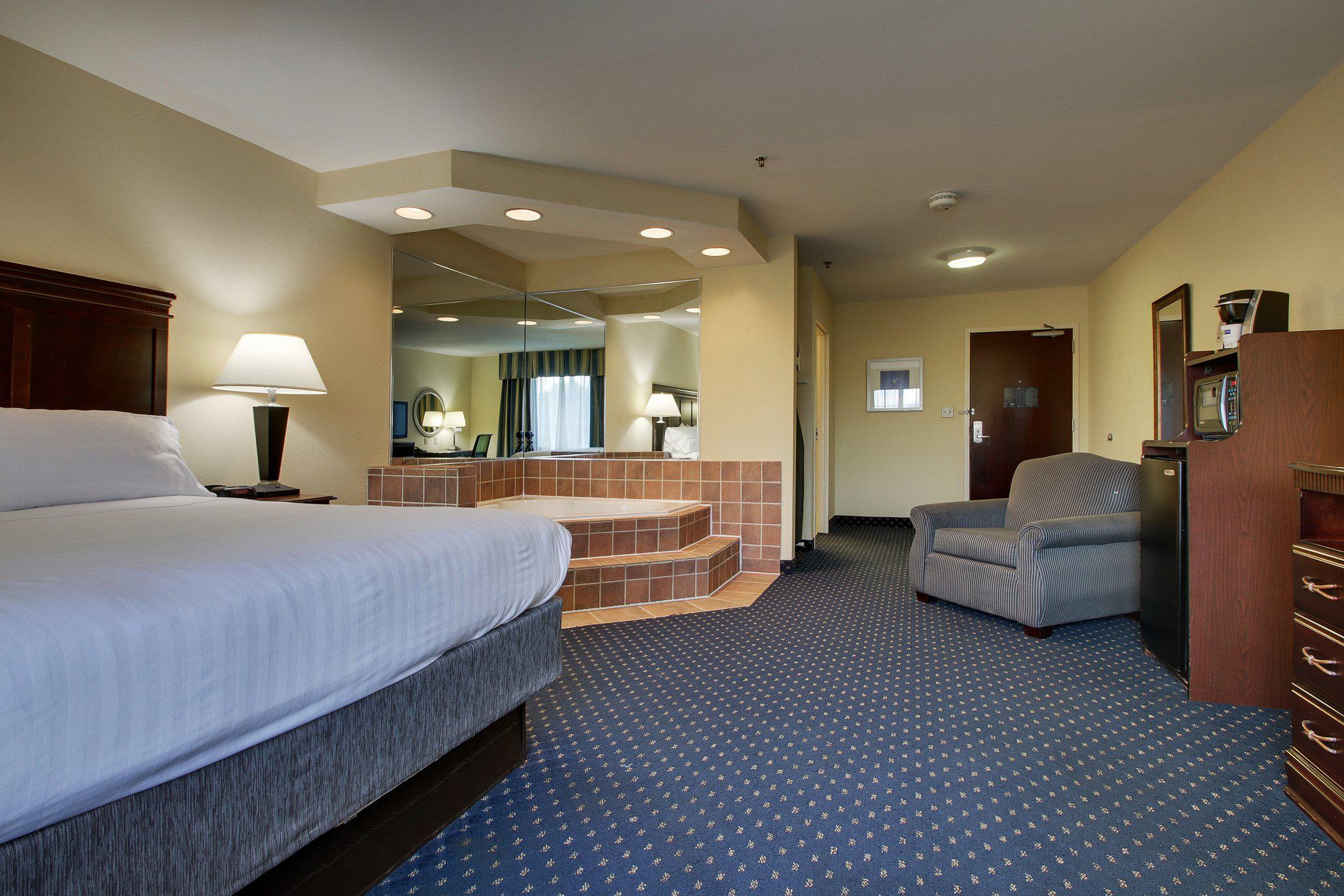 Holiday Inn Express & Suites Middleboro Raynham Photo