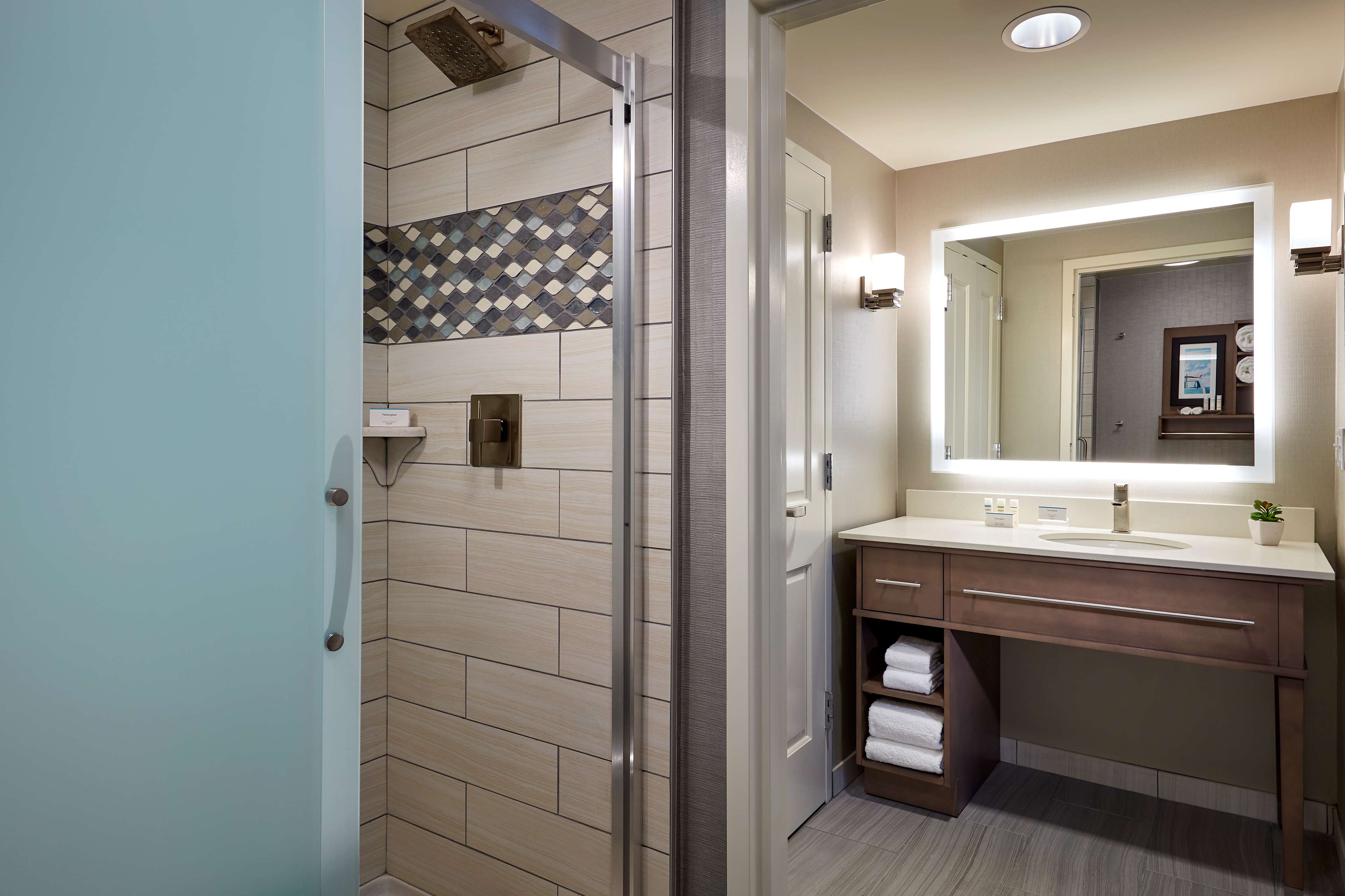 Guest room bath