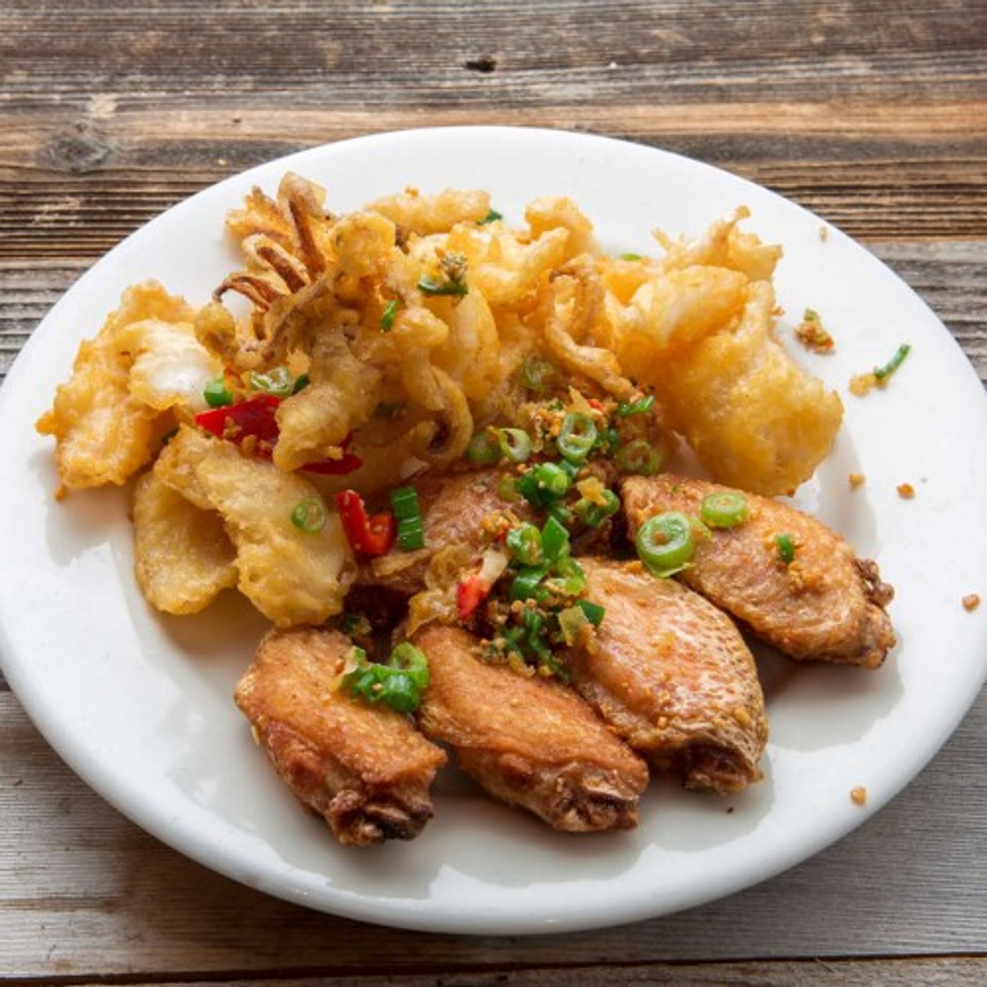 A16 Fried Chicken Wings & Squid with Spicy Salt 椒鹽雙拼雞翅/鮮魷）