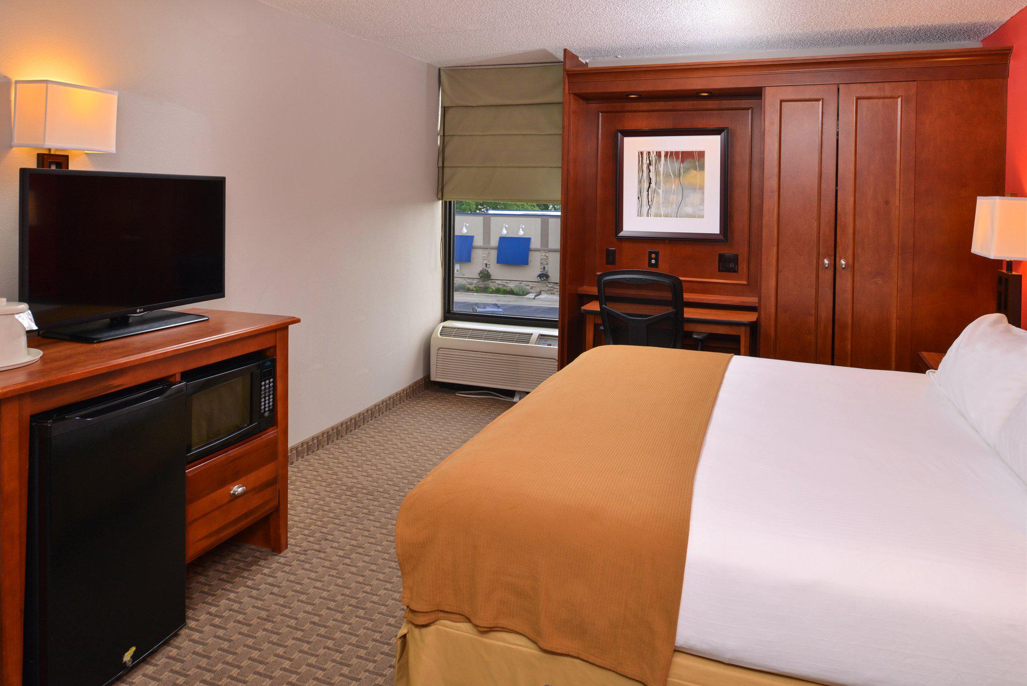 Holiday Inn Express Crestwood Photo