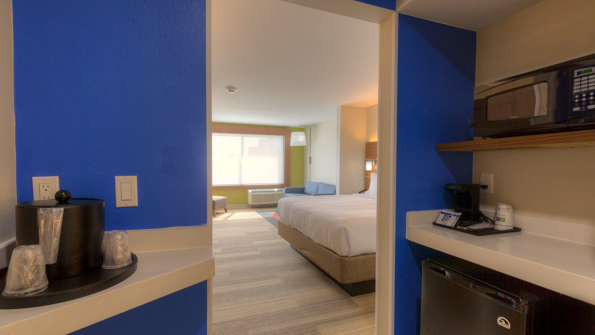 Holiday Inn Express & Suites Tulsa Midtown Photo