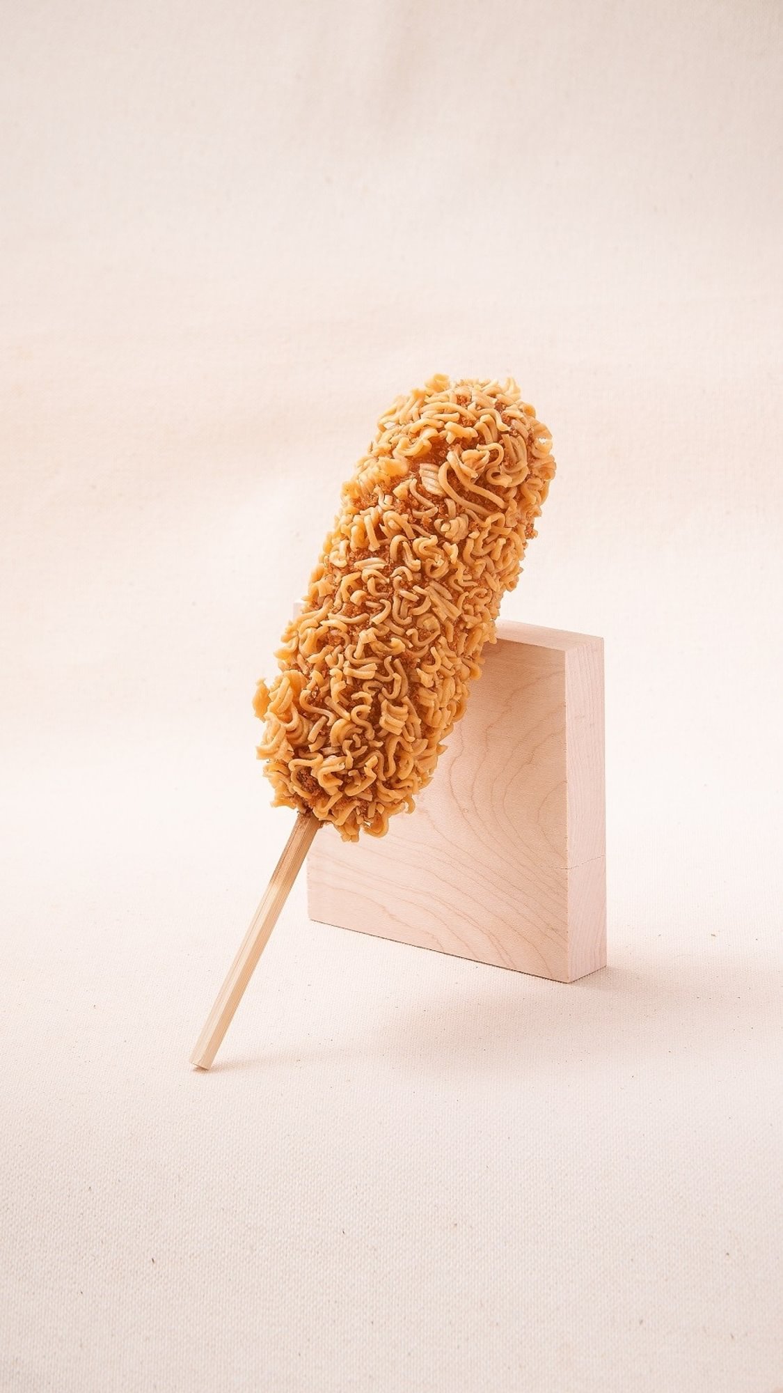 Ramen Noodle Chips Corn Dog / 拉面脆韩式热狗