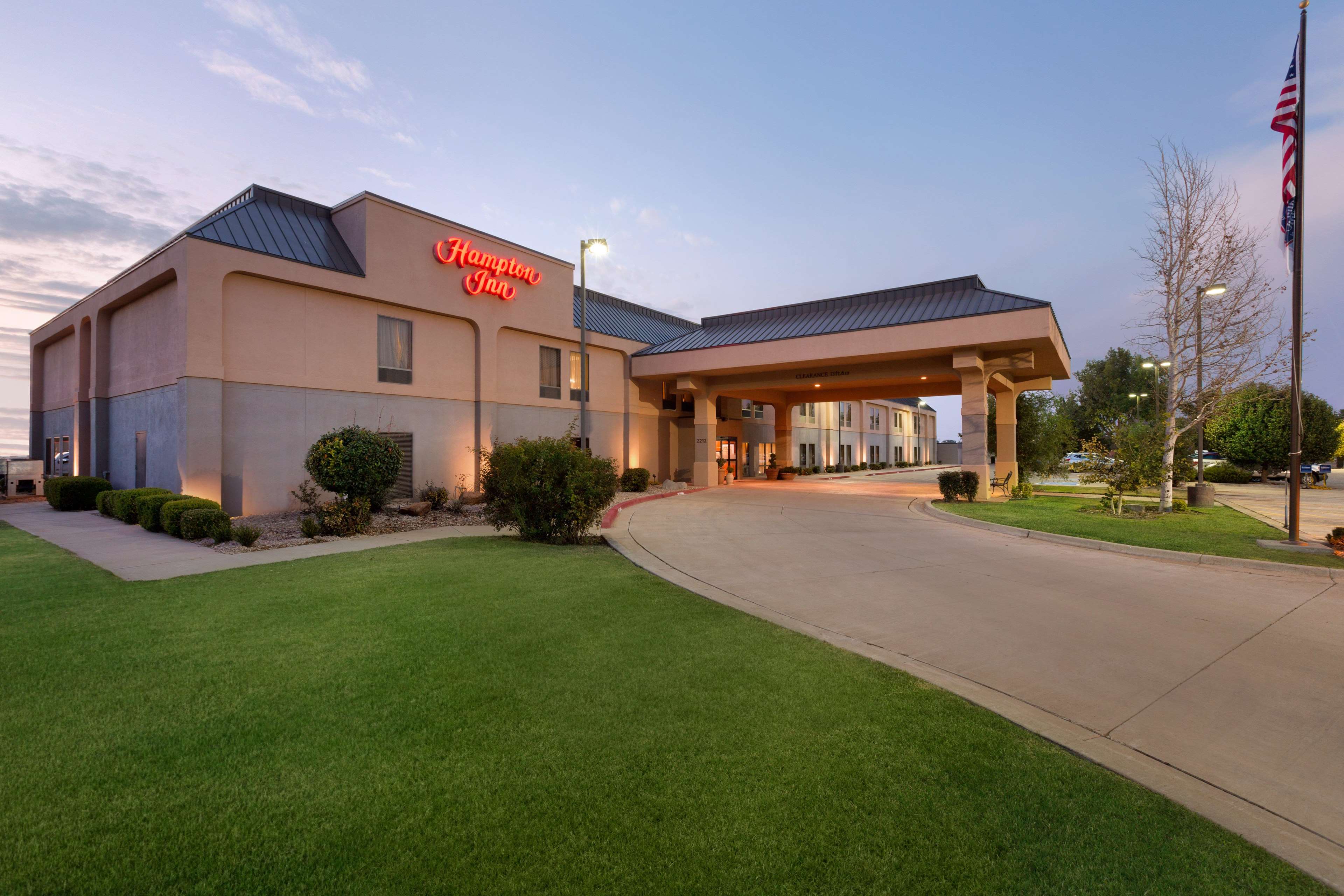 Hampton Inn Clovis - Closed Logo