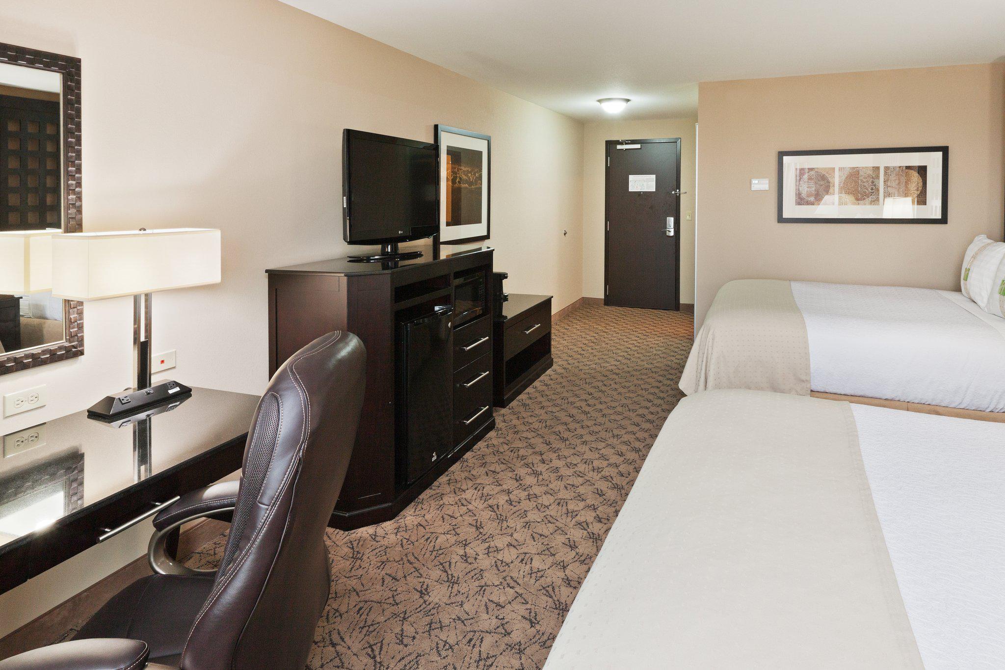 Holiday Inn & Suites Tulsa South Photo