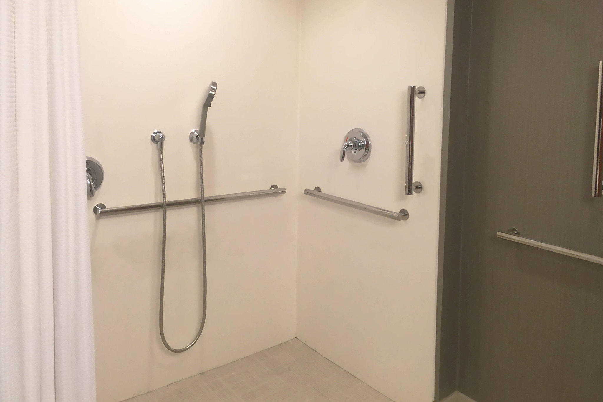 Courtyard by Marriott Westbury Long Island Photo