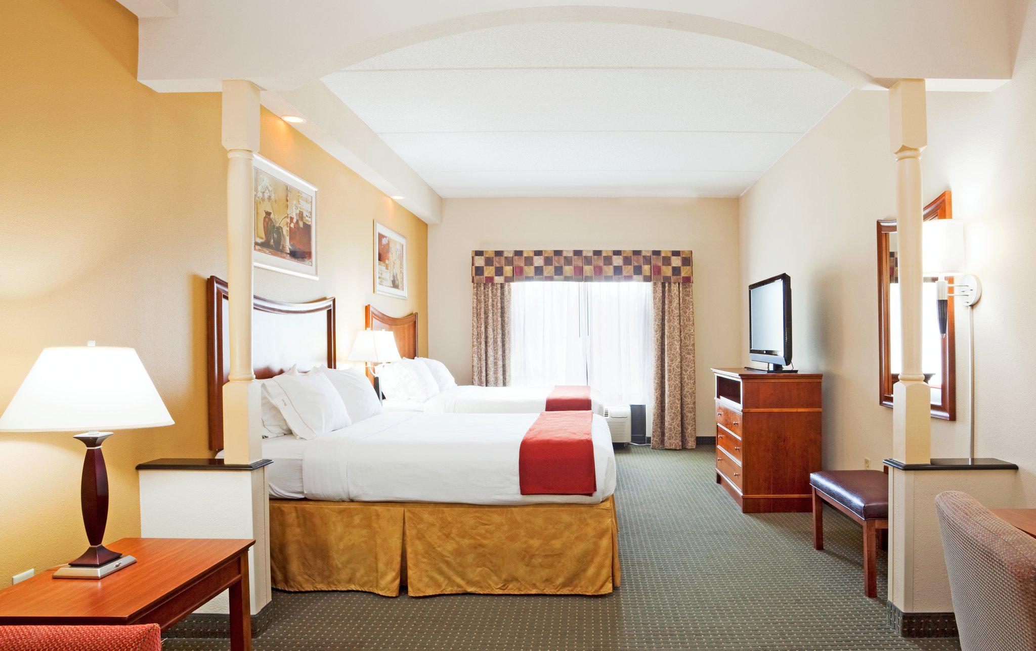 Holiday Inn Express & Suites Fayetteville-Ft. Bragg Photo