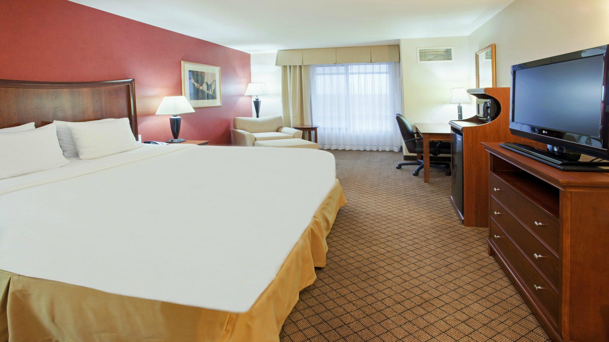 Holiday Inn Express & Suites Lincoln-Roseville Area Photo