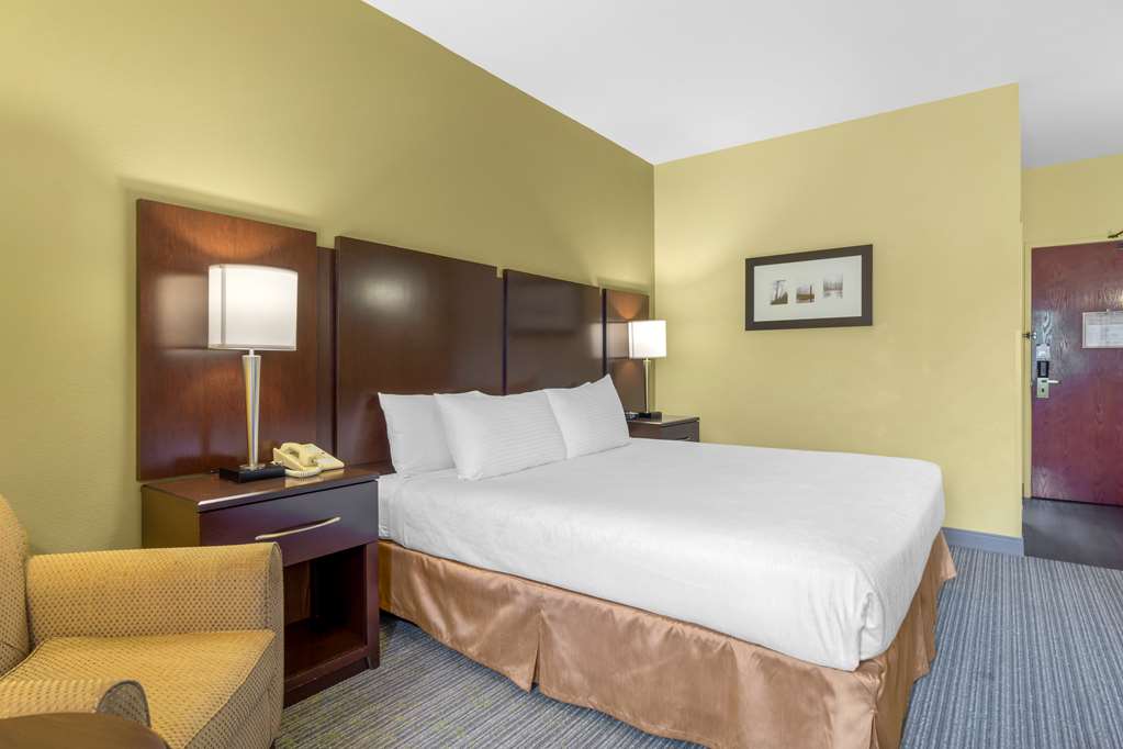 Best Western Plus Plaza by the Green Image