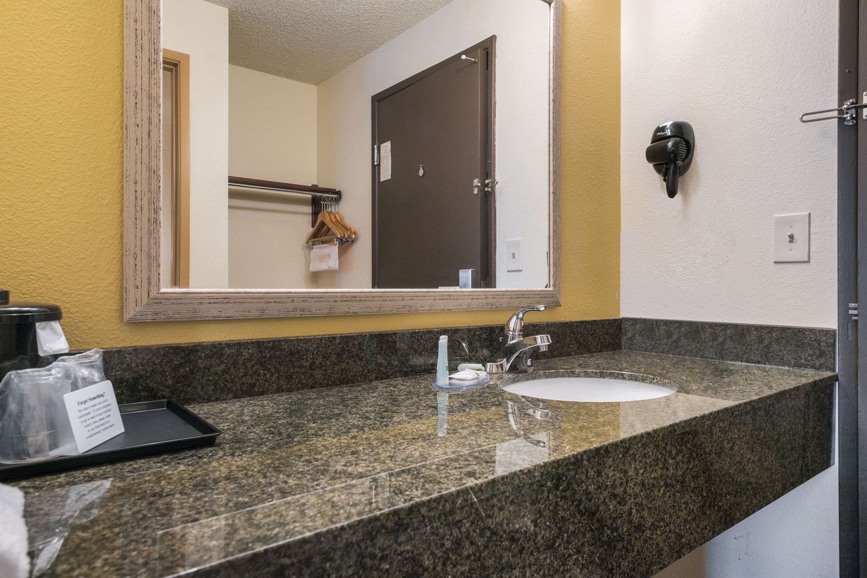 Quality Inn & Suites Silverdale Bangor-Keyport Photo