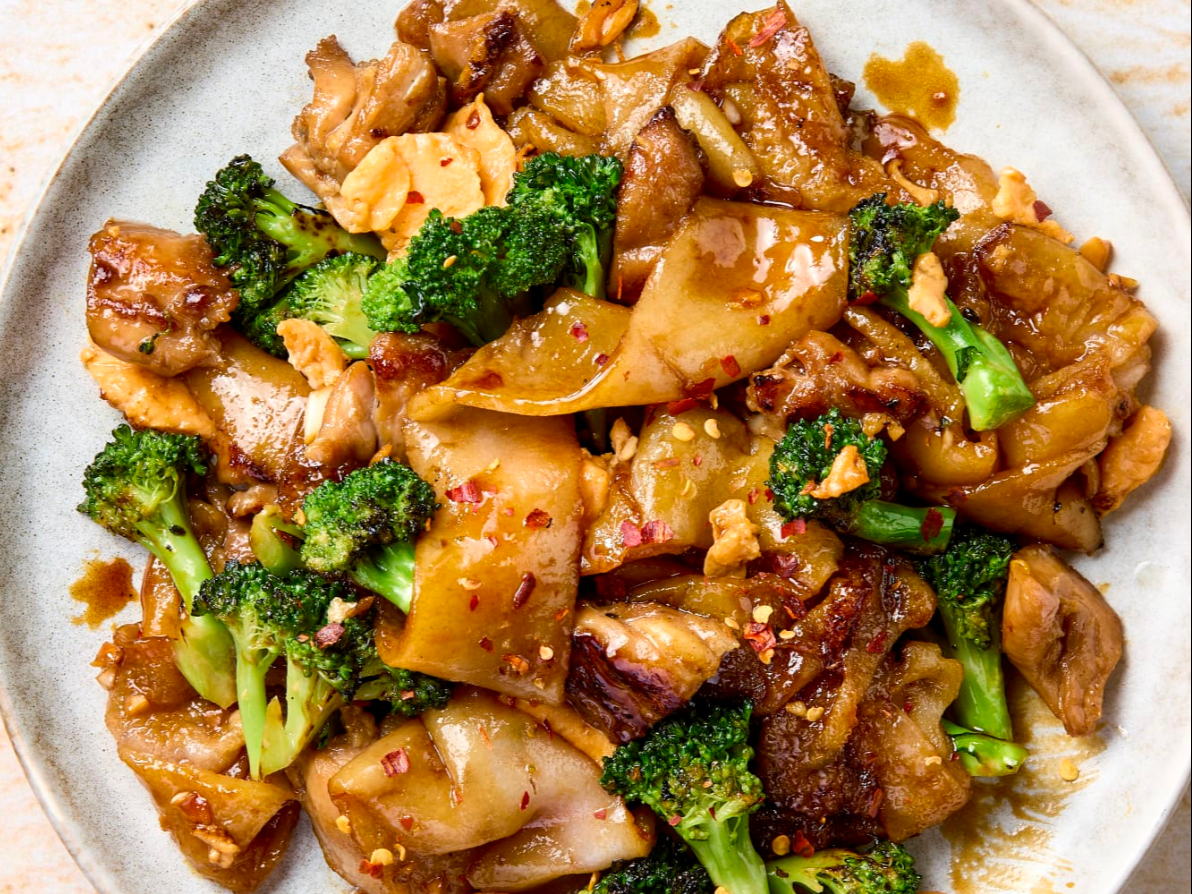 Pad sew- stir fry flat rice noodle