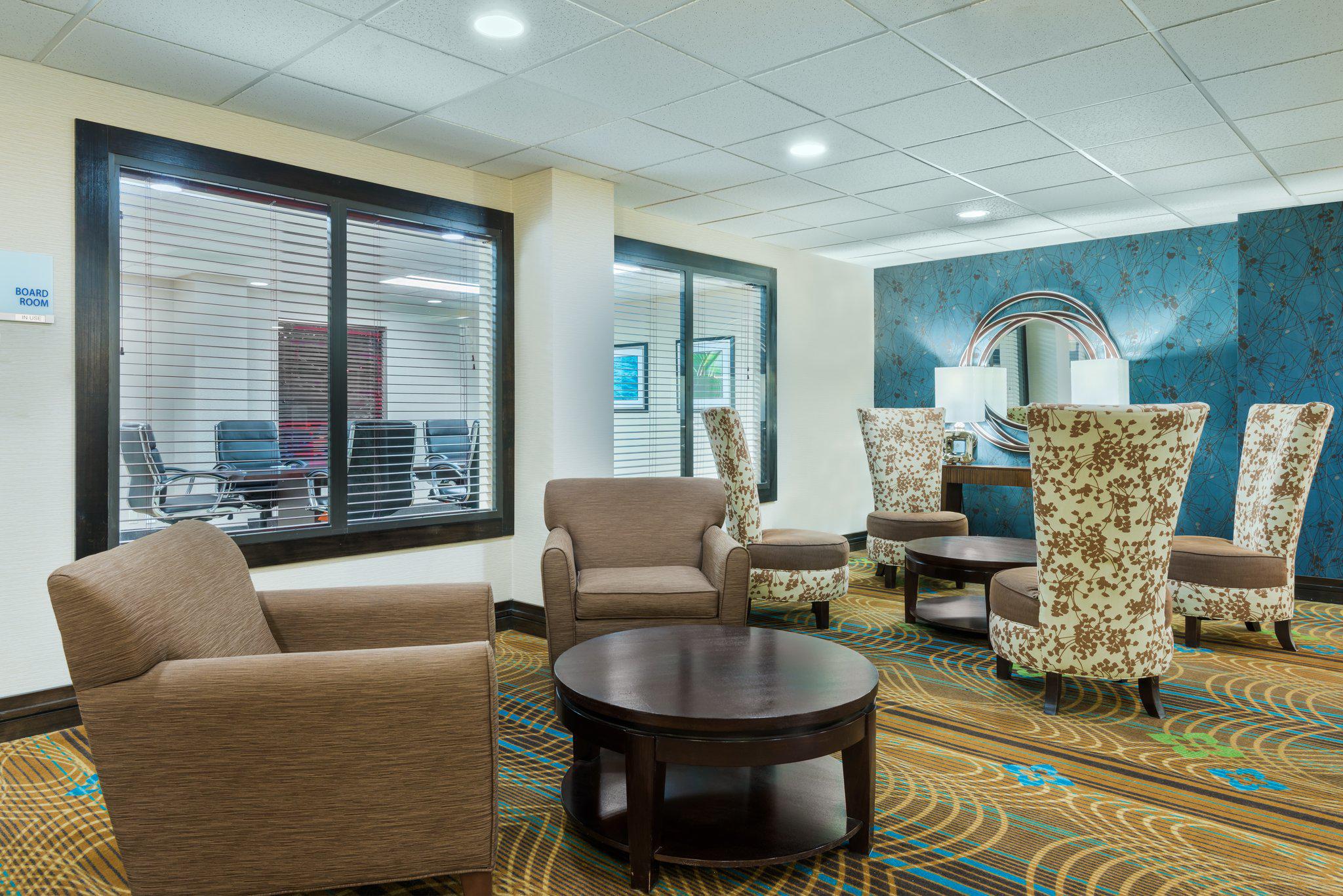 Holiday Inn Express & Suites Bentonville Photo