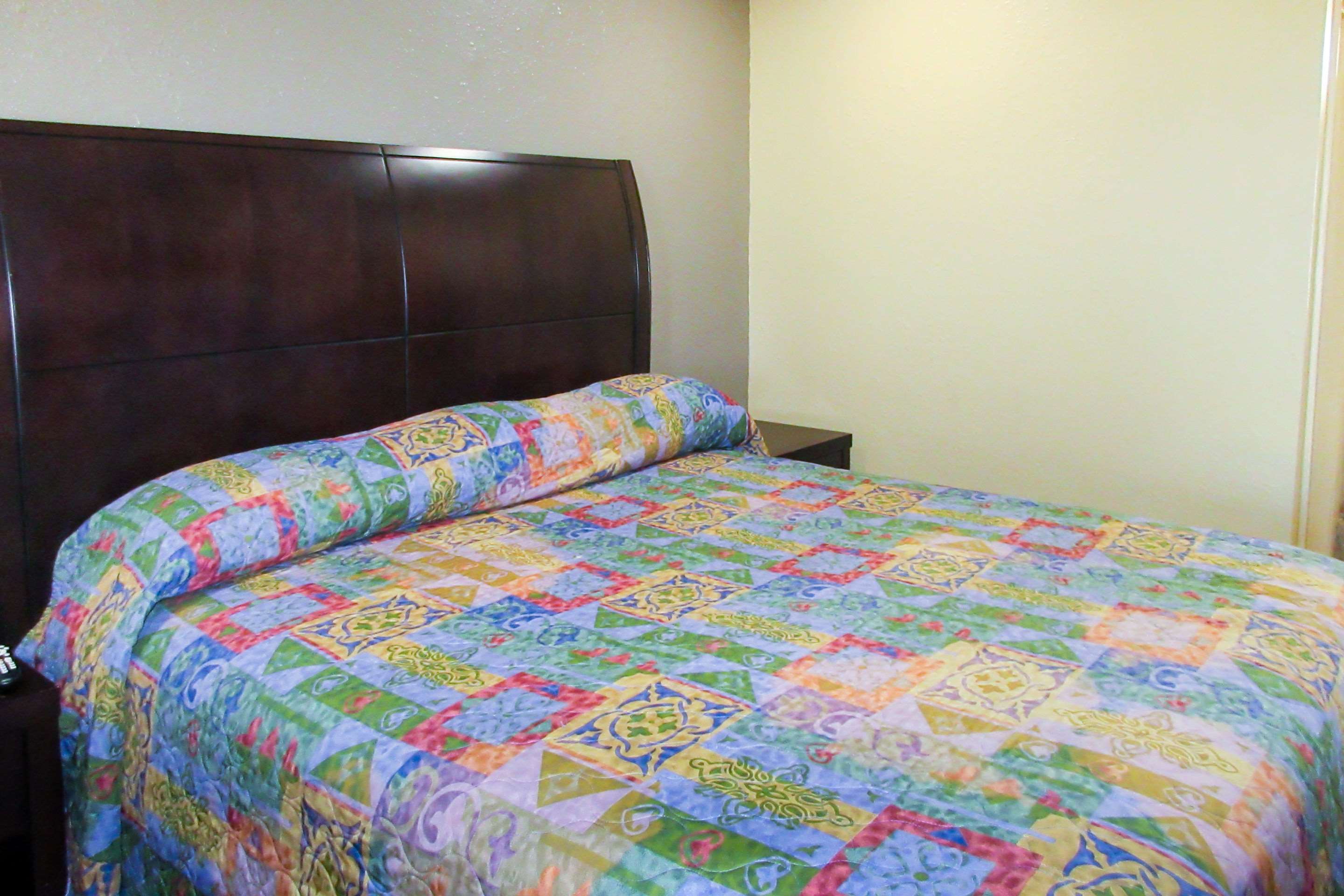 Econo Lodge Inn & Suites Photo