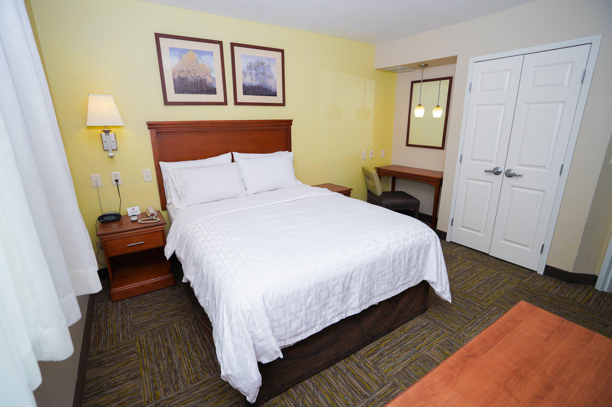 Candlewood Suites Boise - Towne Square Photo