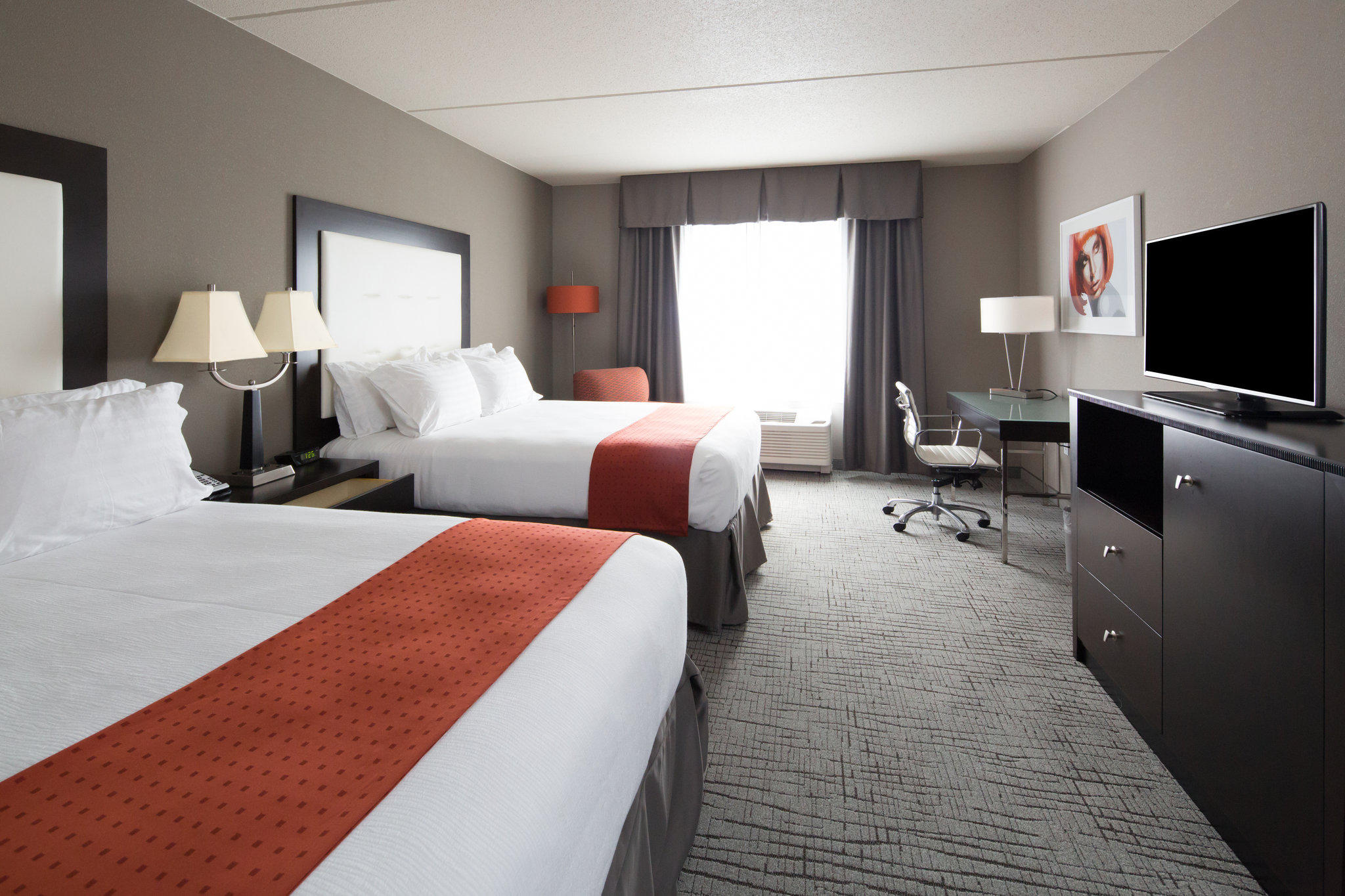 Holiday Inn & Suites Davenport Photo