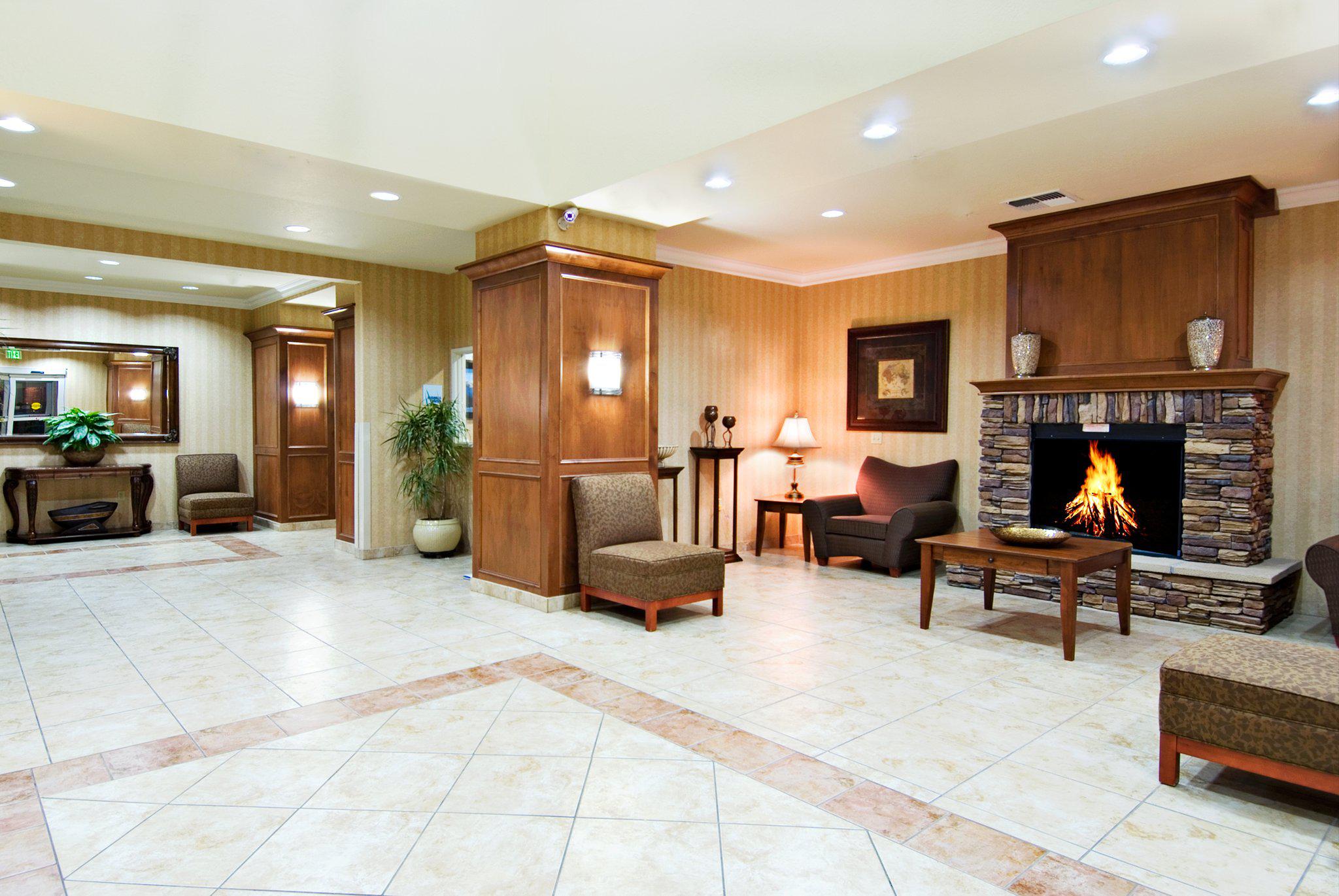 Holiday Inn Express & Suites Klamath Falls Central Photo