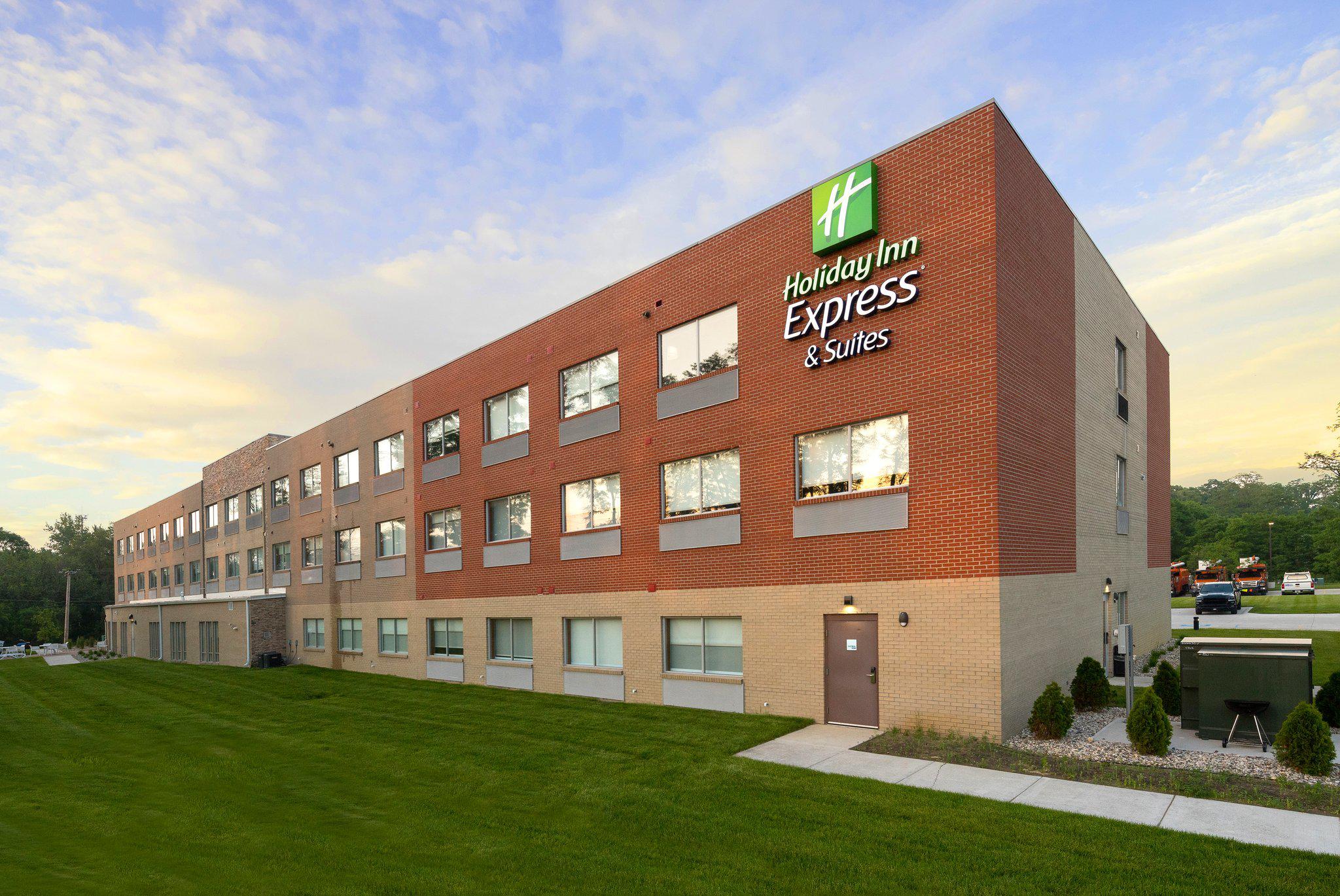 Holiday Inn Express & Suites Portage Photo