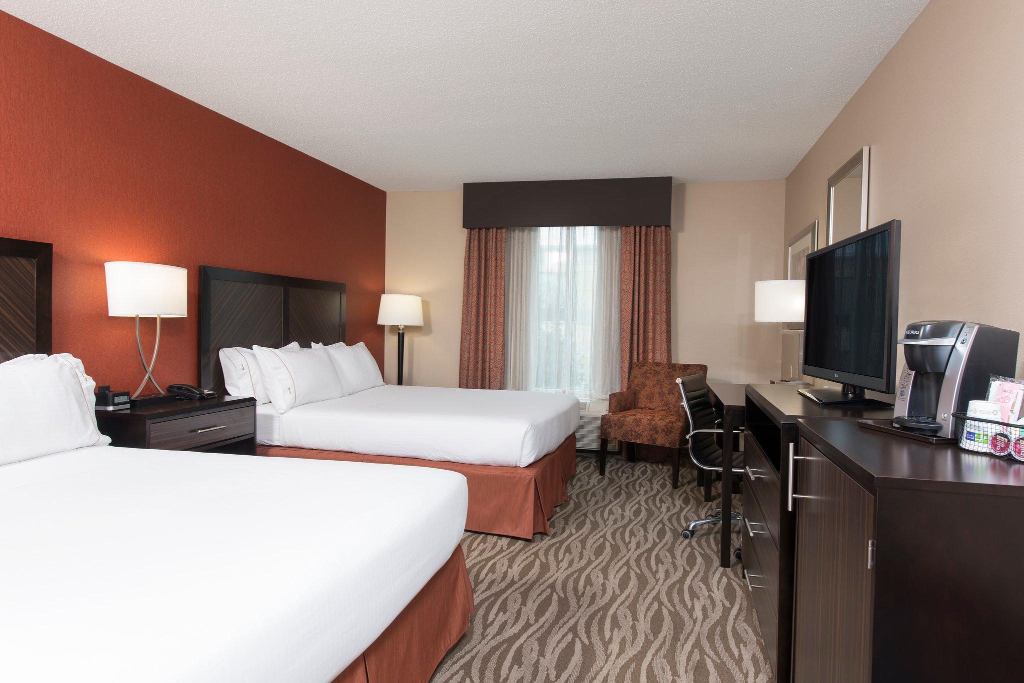 Holiday Inn Express & Suites Grand Rapids-North Photo