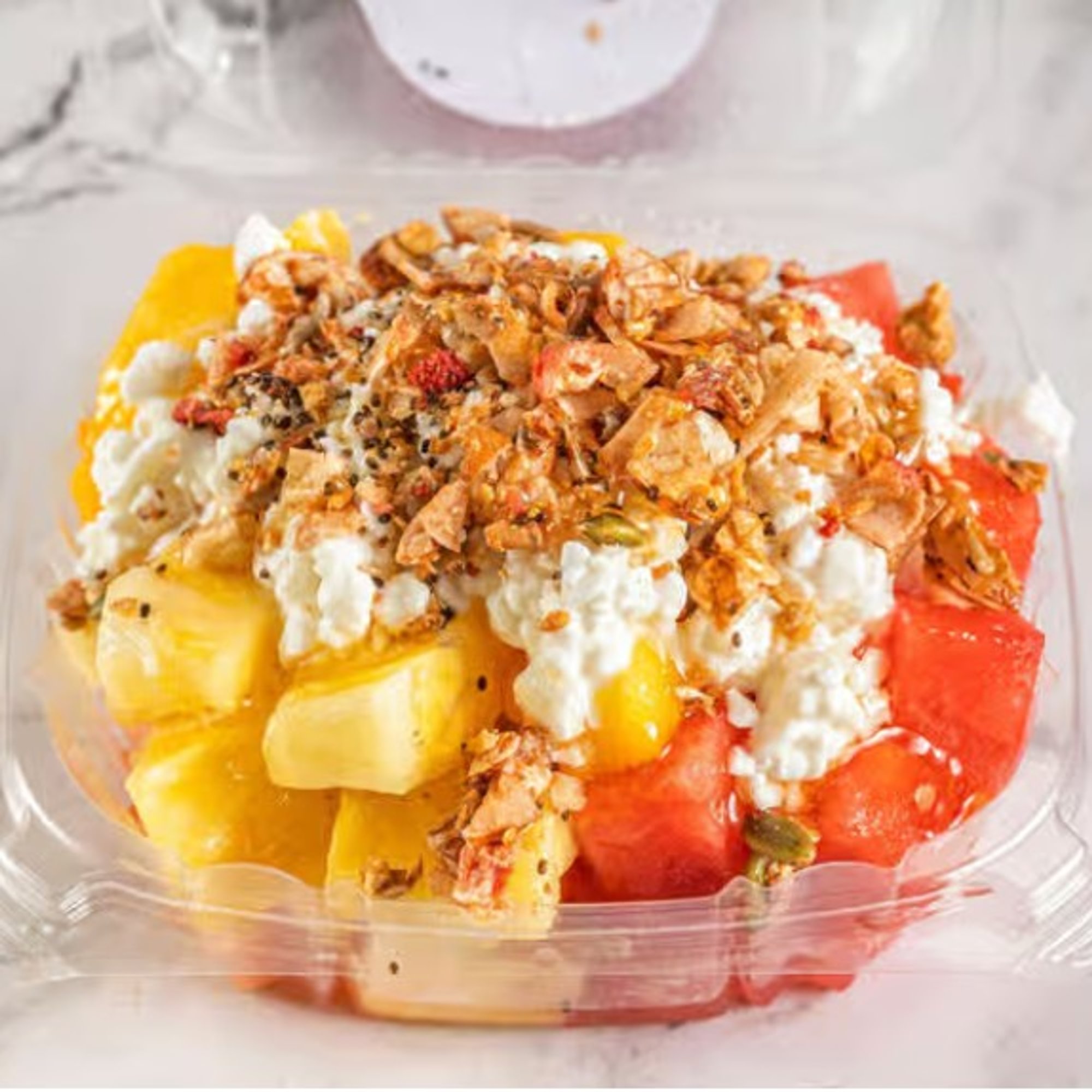 Canasta de Frutas Frescas con Queso Cottage, Miel y Granola / Fresh Fruit Basket with Cottage Che...