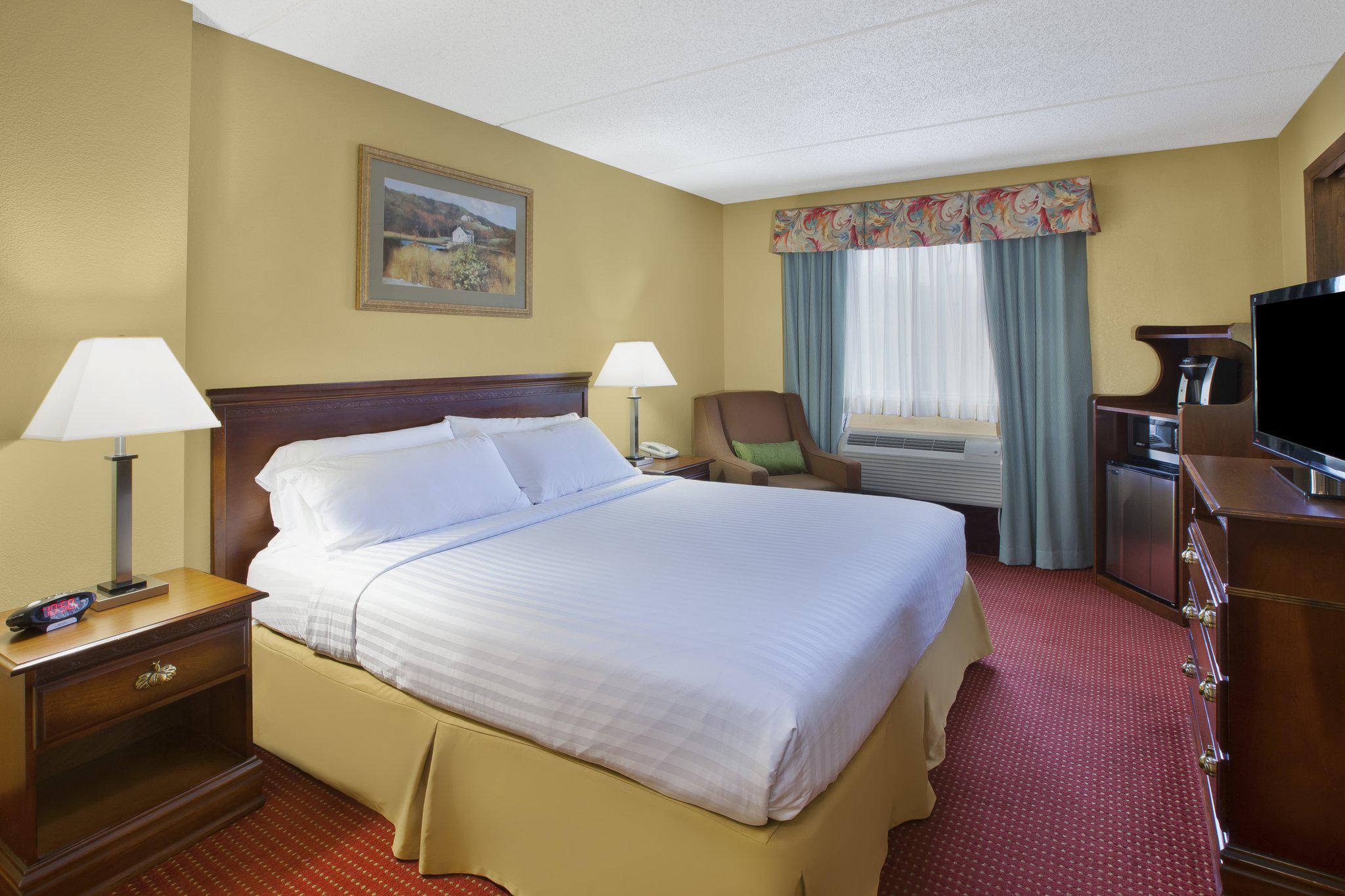 Holiday Inn Express Irwin (PA Tpk Exit 67) Photo