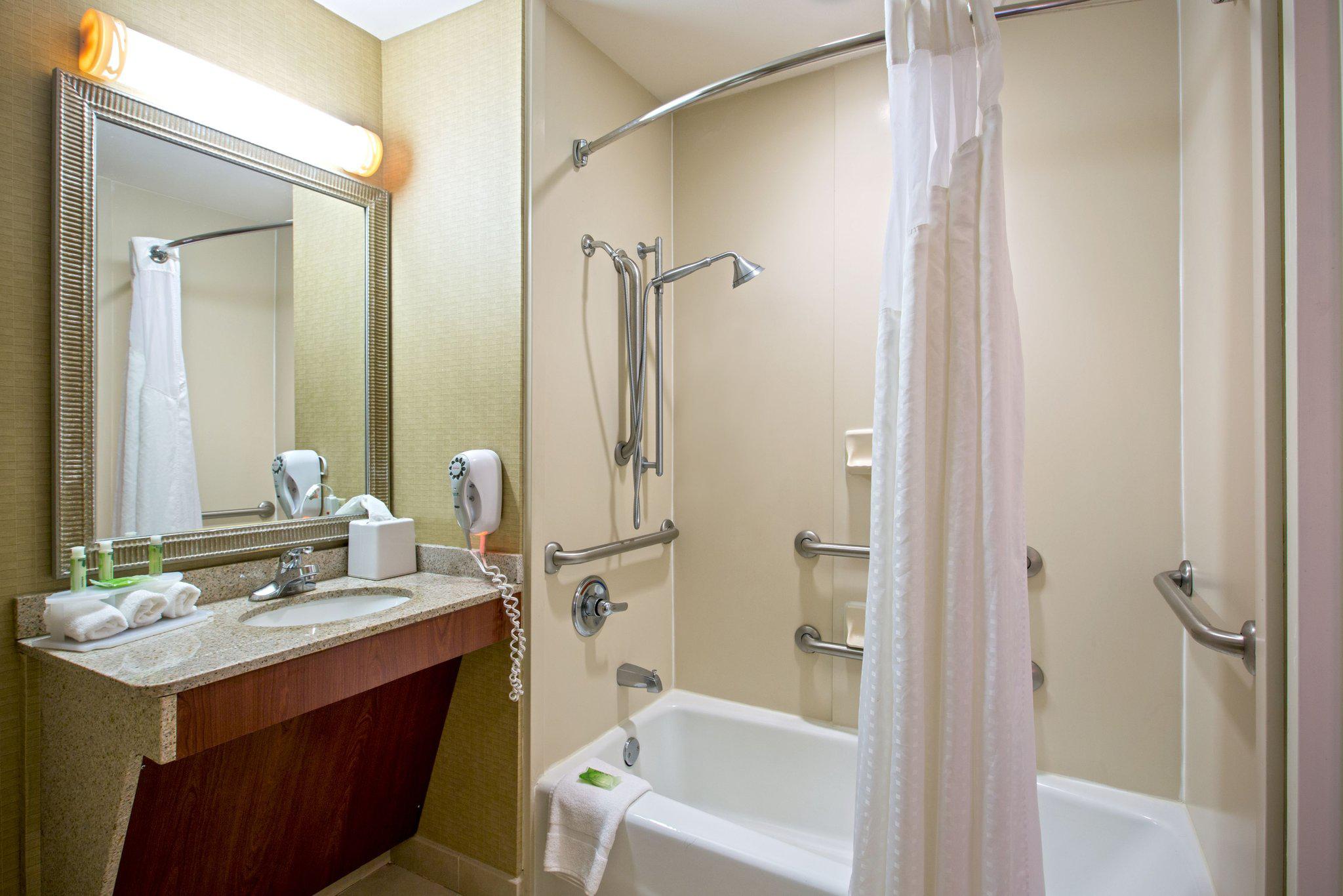 Holiday Inn Express & Suites Jackson - Flowood Photo