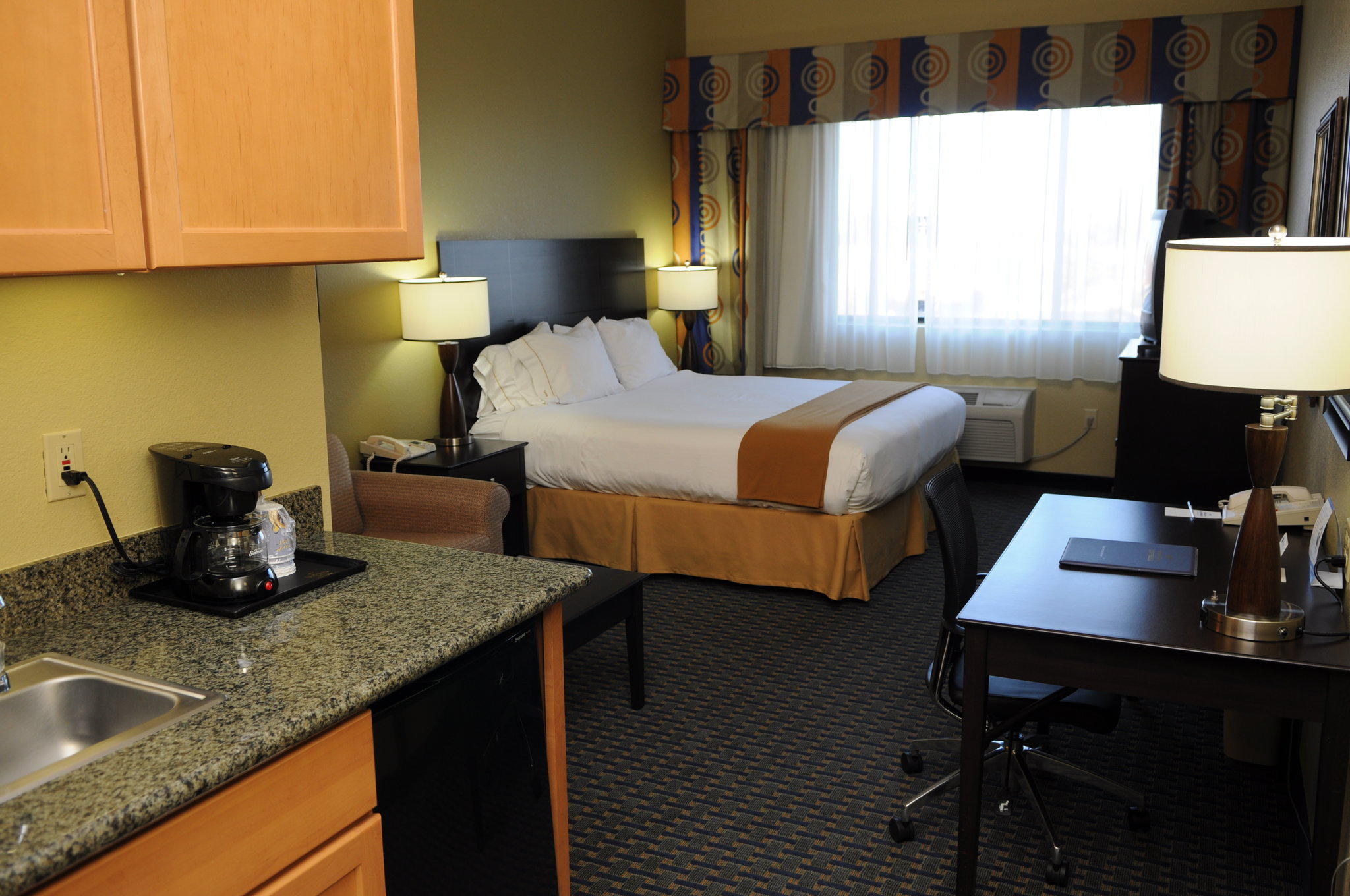 Holiday Inn Express & Suites Phoenix/Chandler (Ahwatukee) Photo