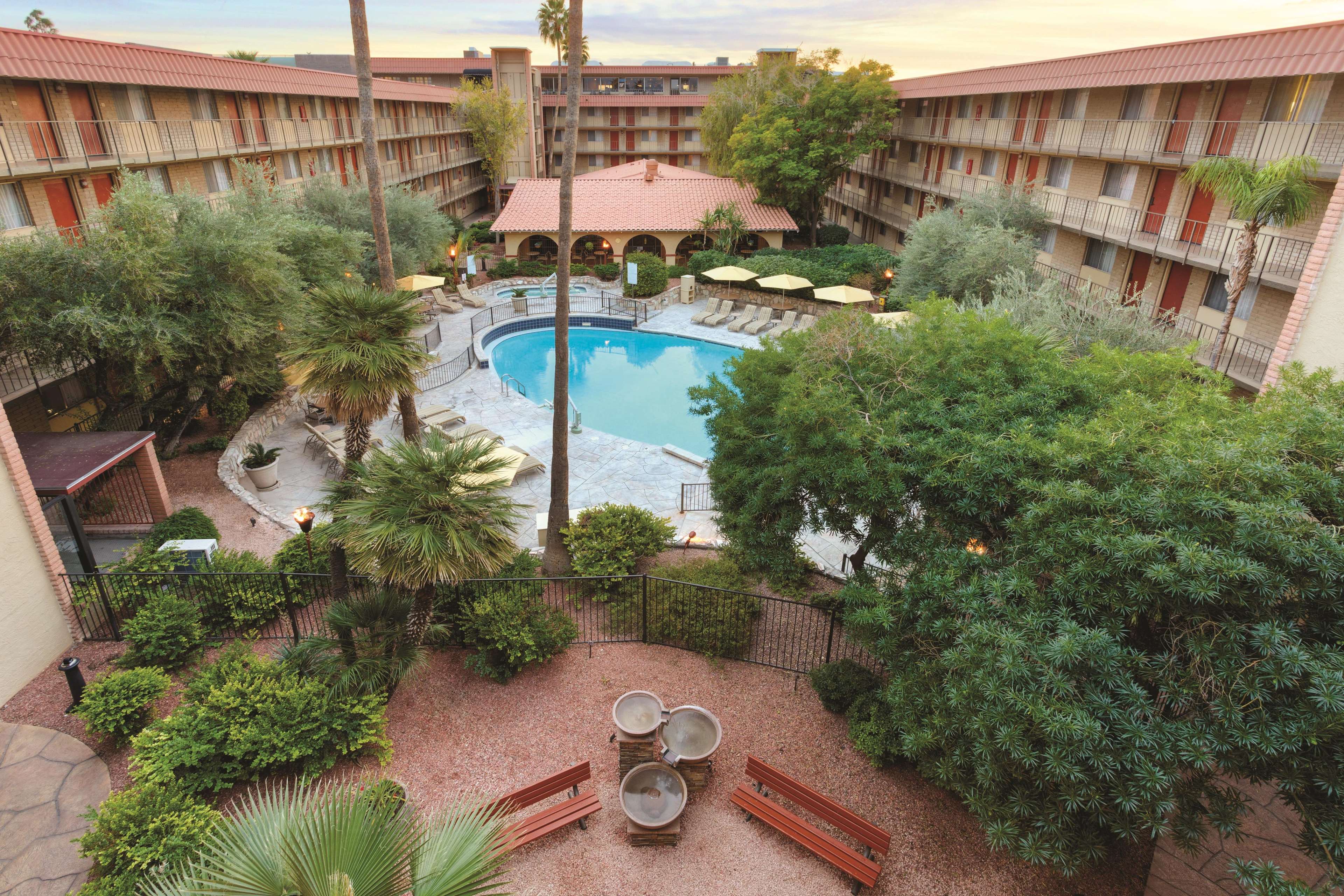 Embassy Suites by Hilton Phoenix Airport Photo