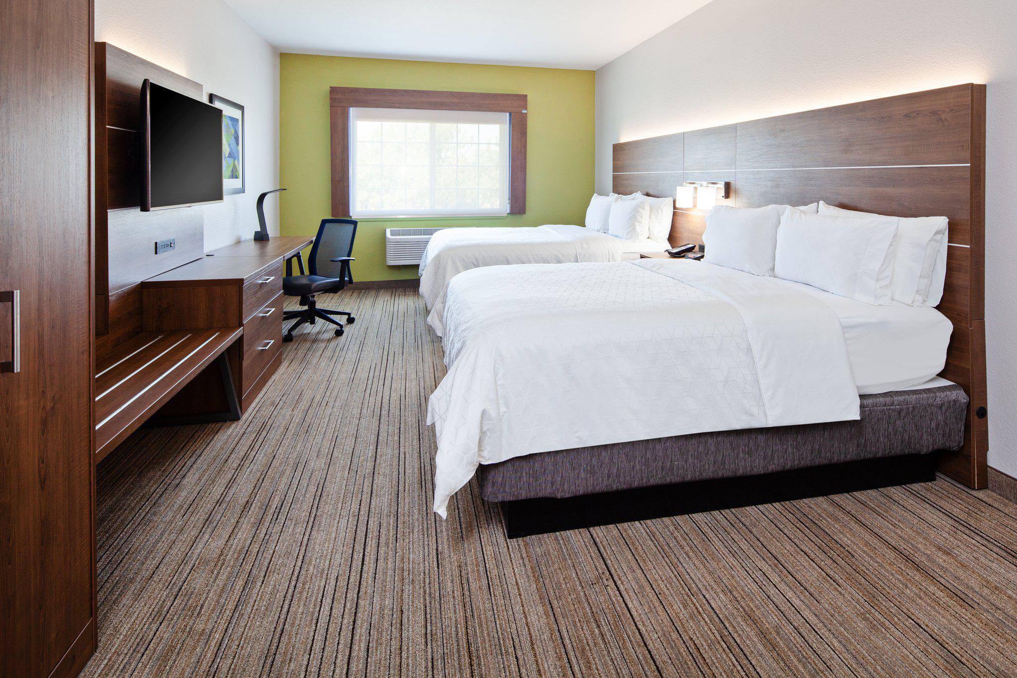 Holiday Inn Express & Suites Tulare Photo