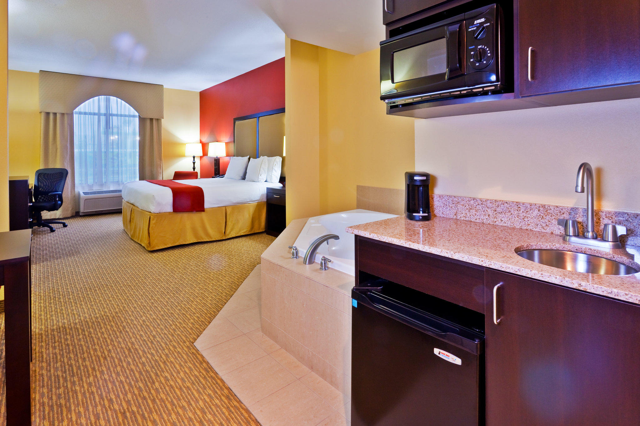 Holiday Inn Express & Suites Nashville-Opryland Photo