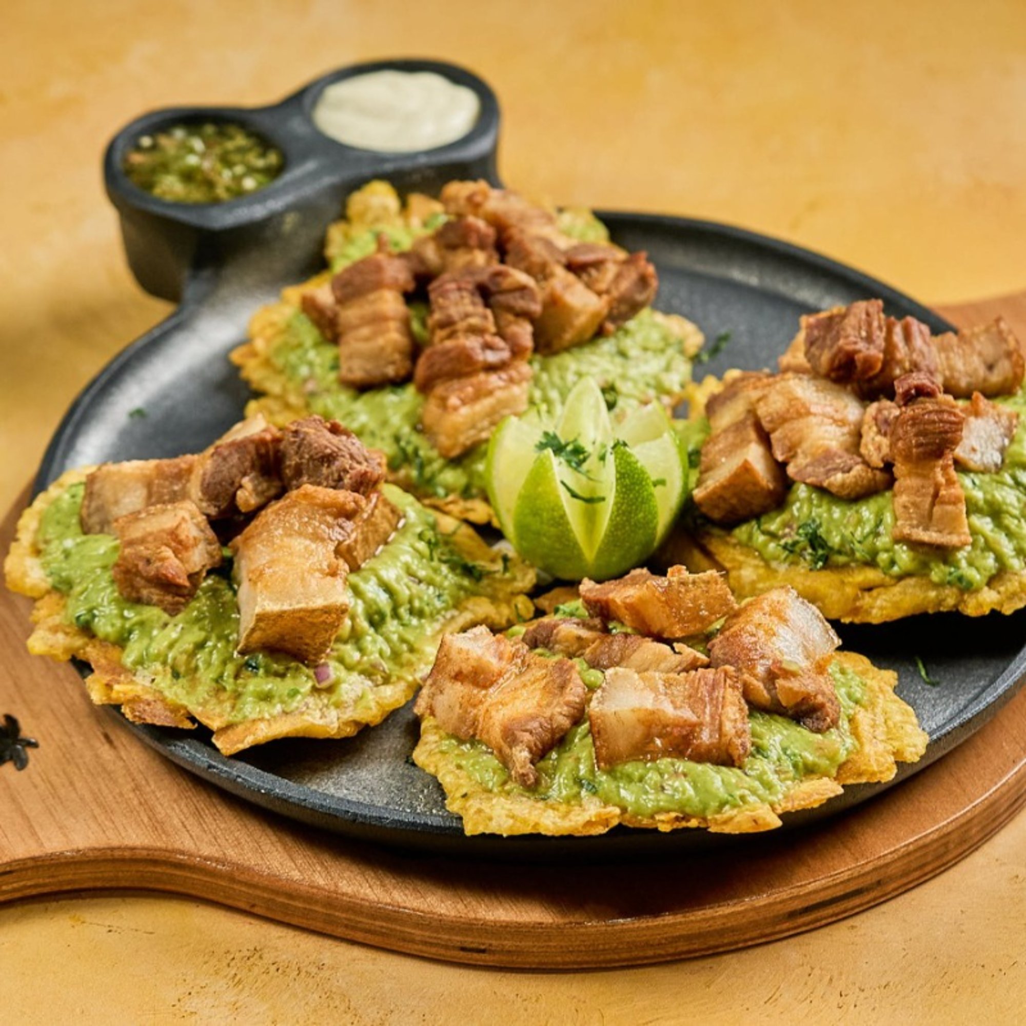Tostones con Guacamole & Chicharrón